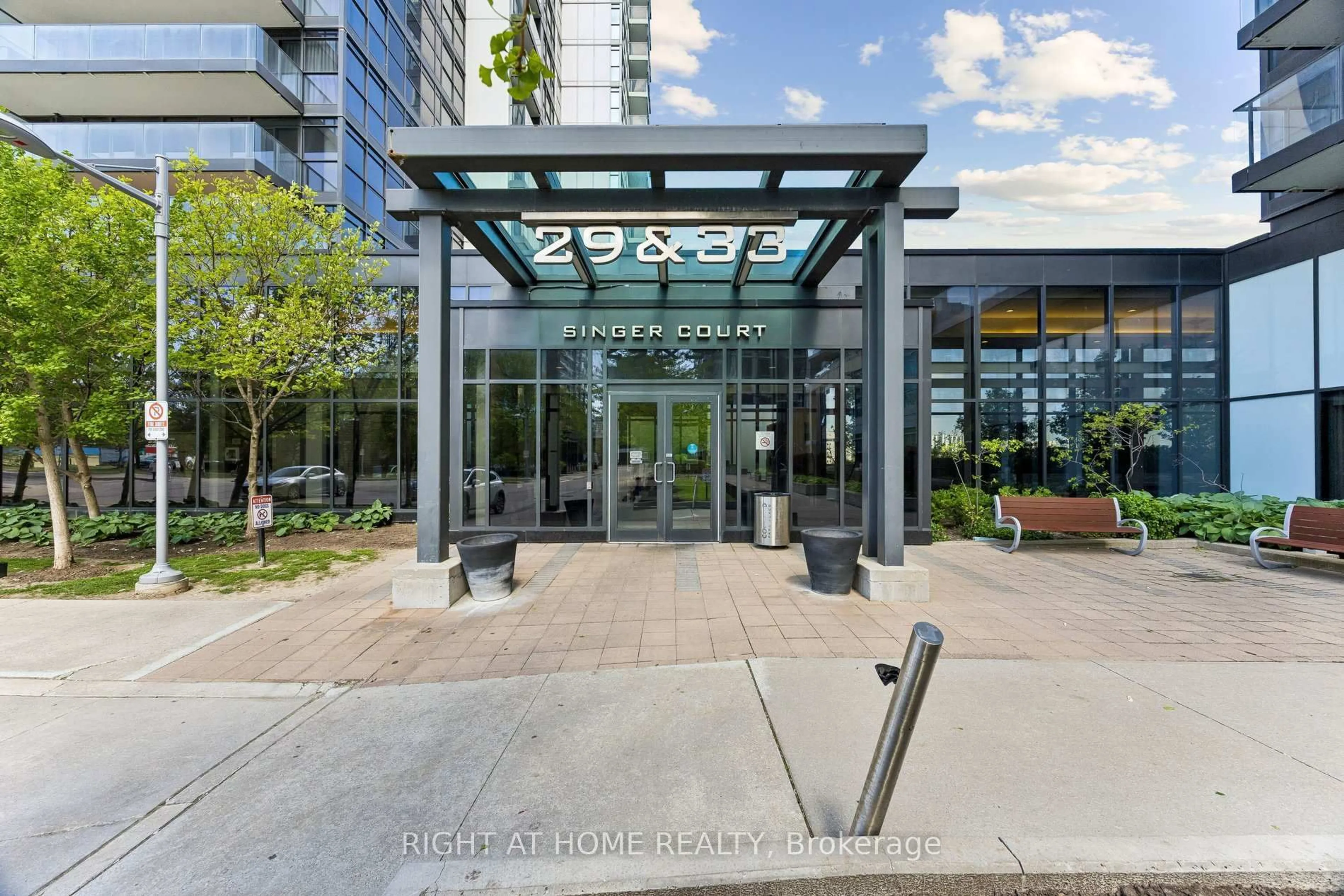 Indoor foyer for 29 Singer Crt #2306, Toronto Ontario M2K 0B3
