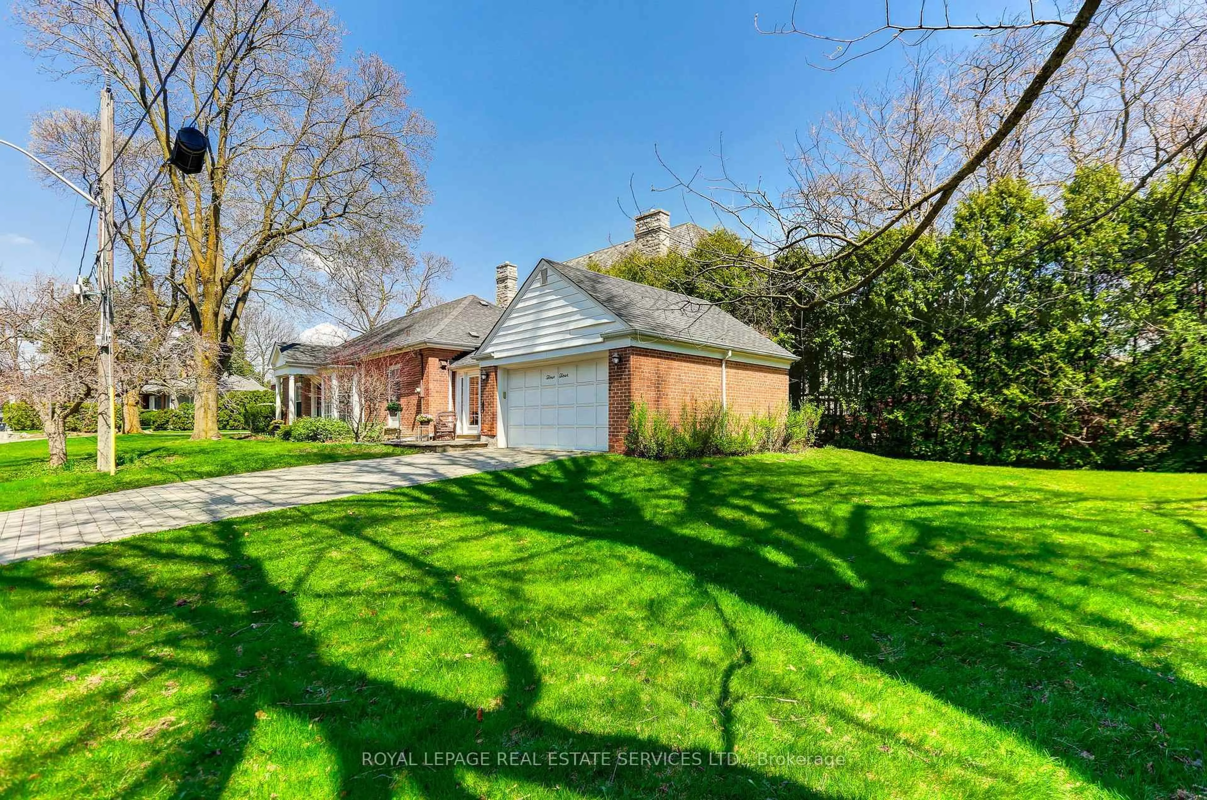 A pic from outside/outdoor area/front of a property/back of a property/a pic from drone, street for 44 Highland Cres, Toronto Ontario M2L 1G6