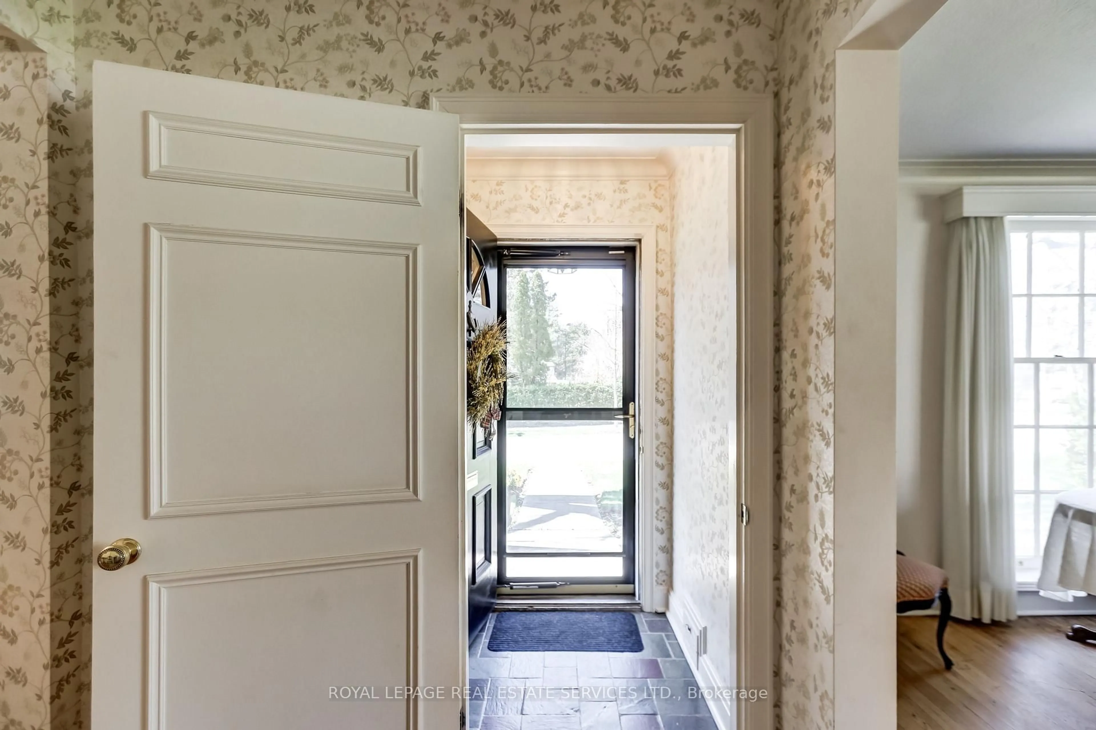 Indoor entryway for 44 Highland Cres, Toronto Ontario M2L 1G6