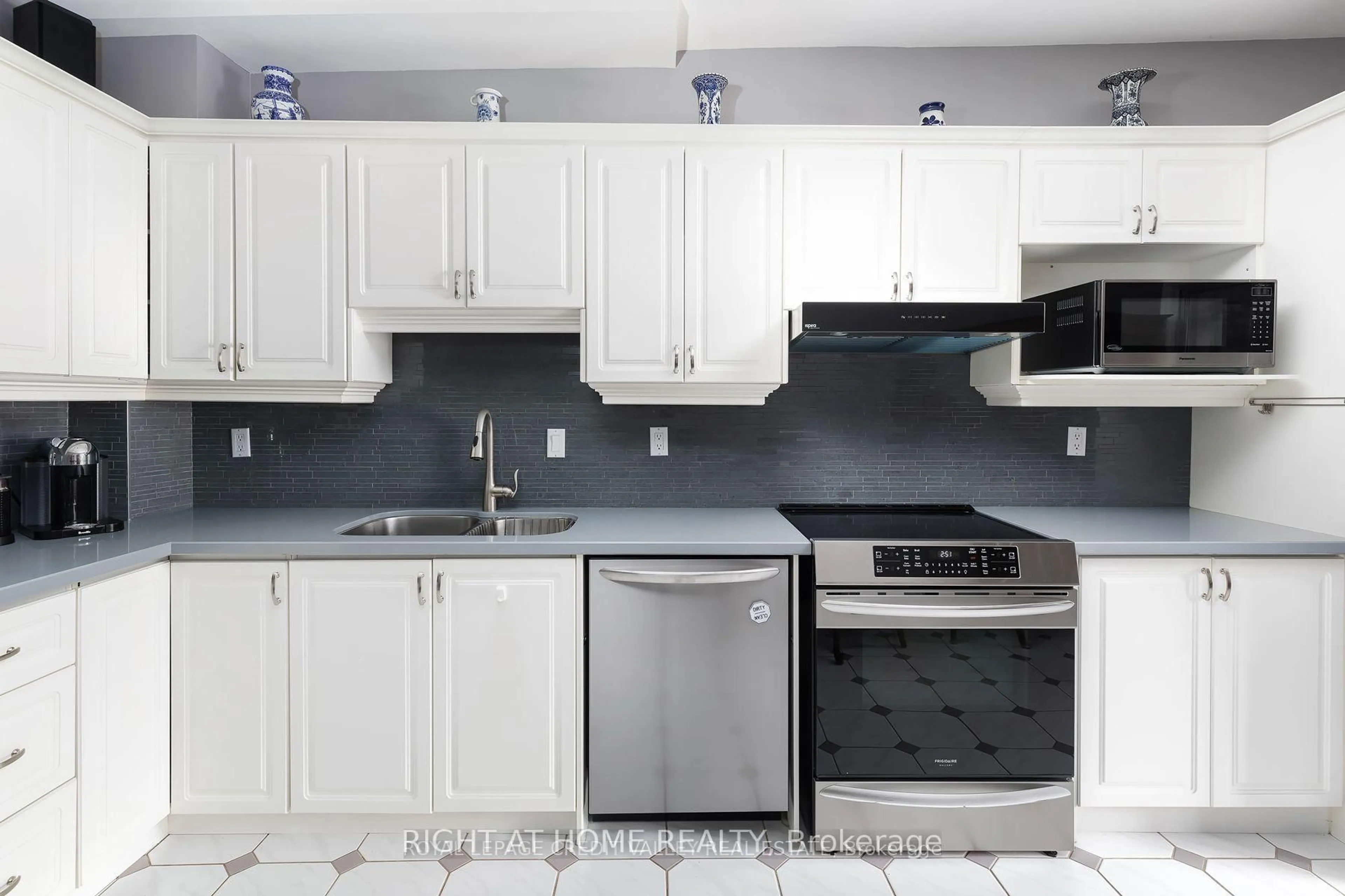 Standard kitchen, ceramic/tile floor for 119 Niagara St, Toronto Ontario M5V 1C6