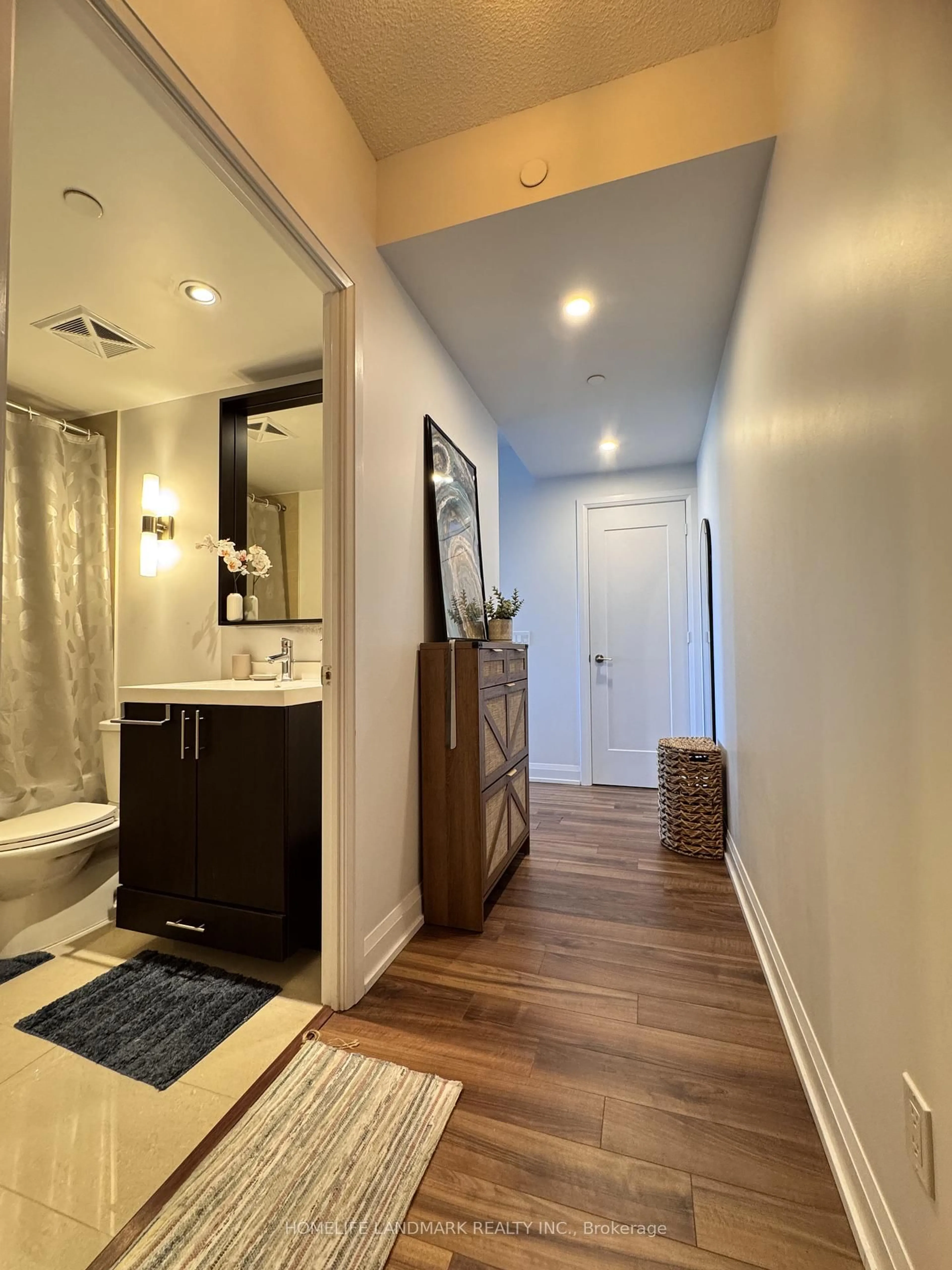 Contemporary bathroom, unknown for 18 Graydon Hall Dr #1903, Toronto Ontario M3A 0A4