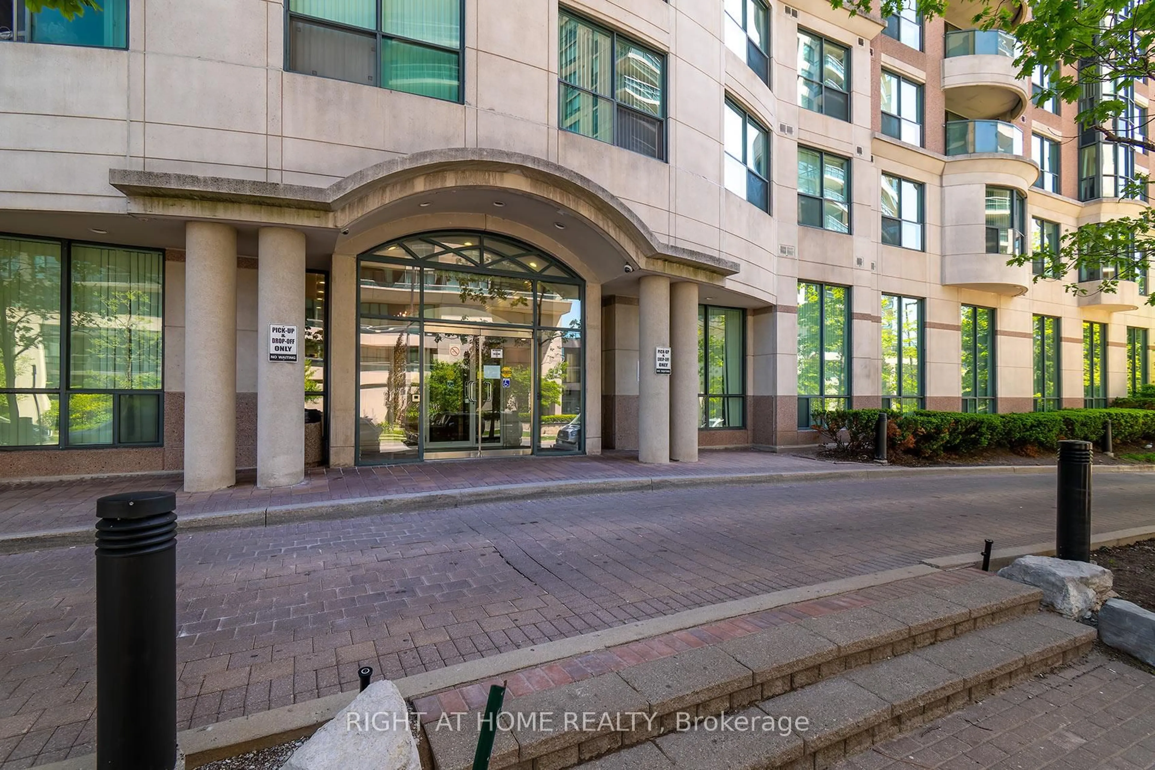 Indoor foyer for 7 Lorraine Dr #210, Toronto Ontario M2N 7H2