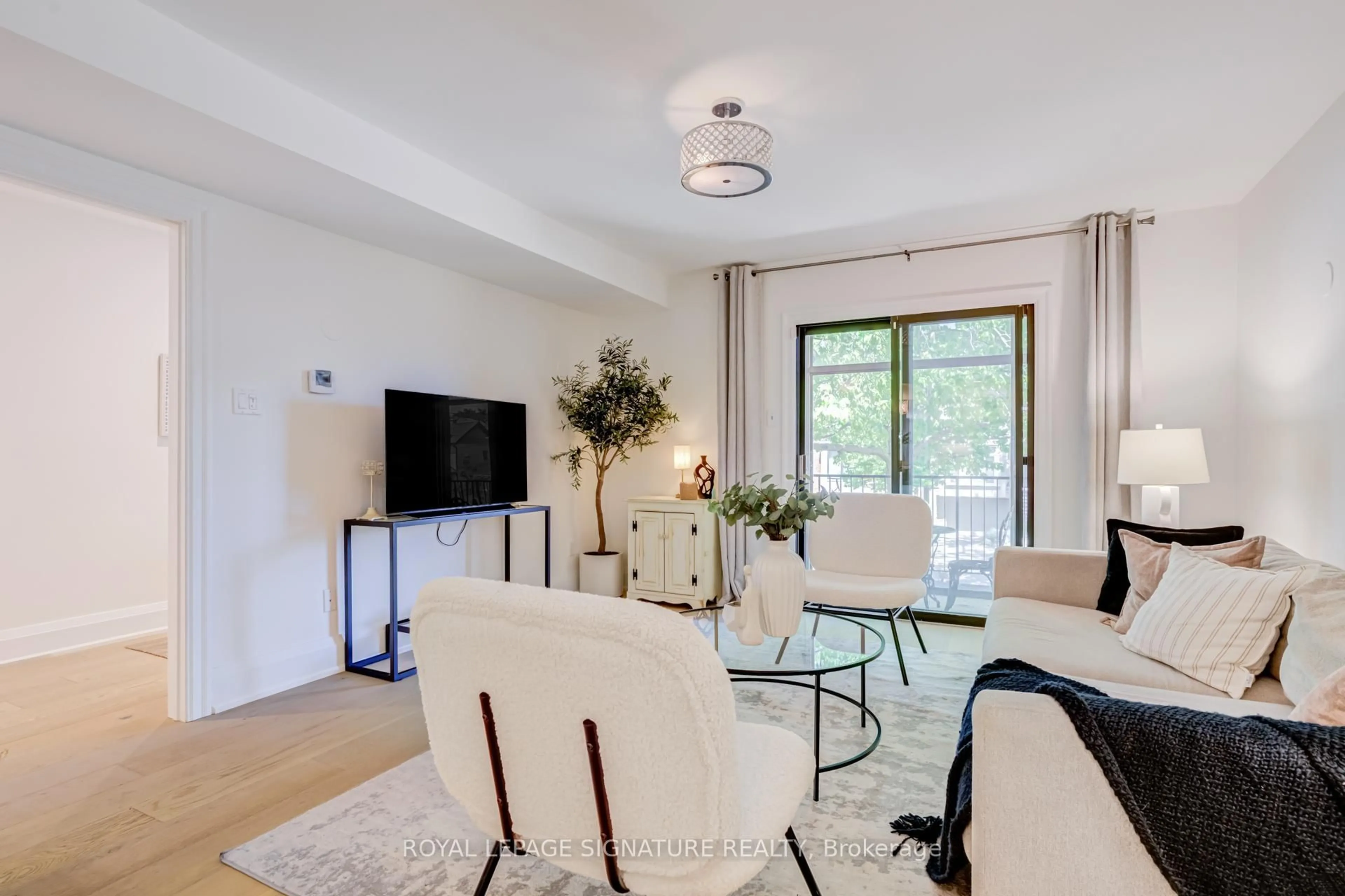 Living room with furniture, unknown for 209 Ranleigh Ave, Toronto Ontario M4N 1X3