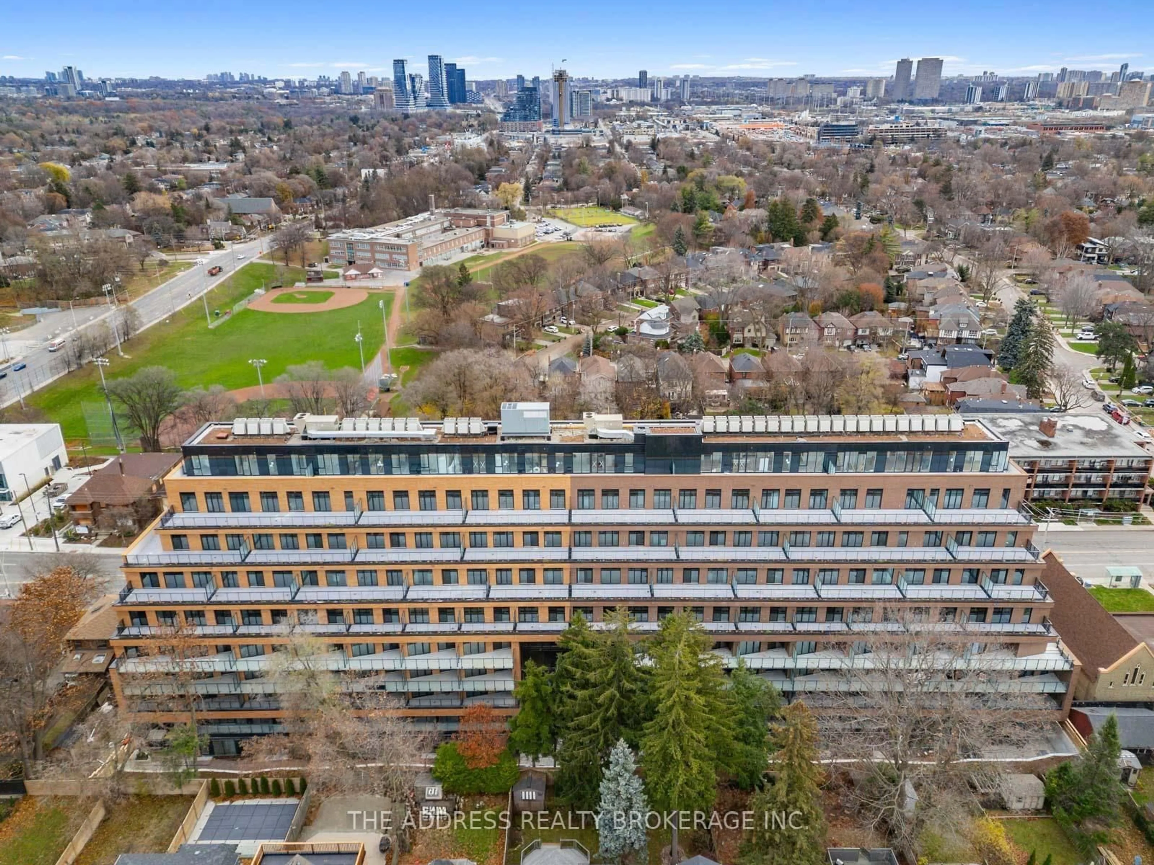 A pic from outside/outdoor area/front of a property/back of a property/a pic from drone, city buildings view from balcony for 1720 Bayview Ave #621, Toronto Ontario M4G 0E5