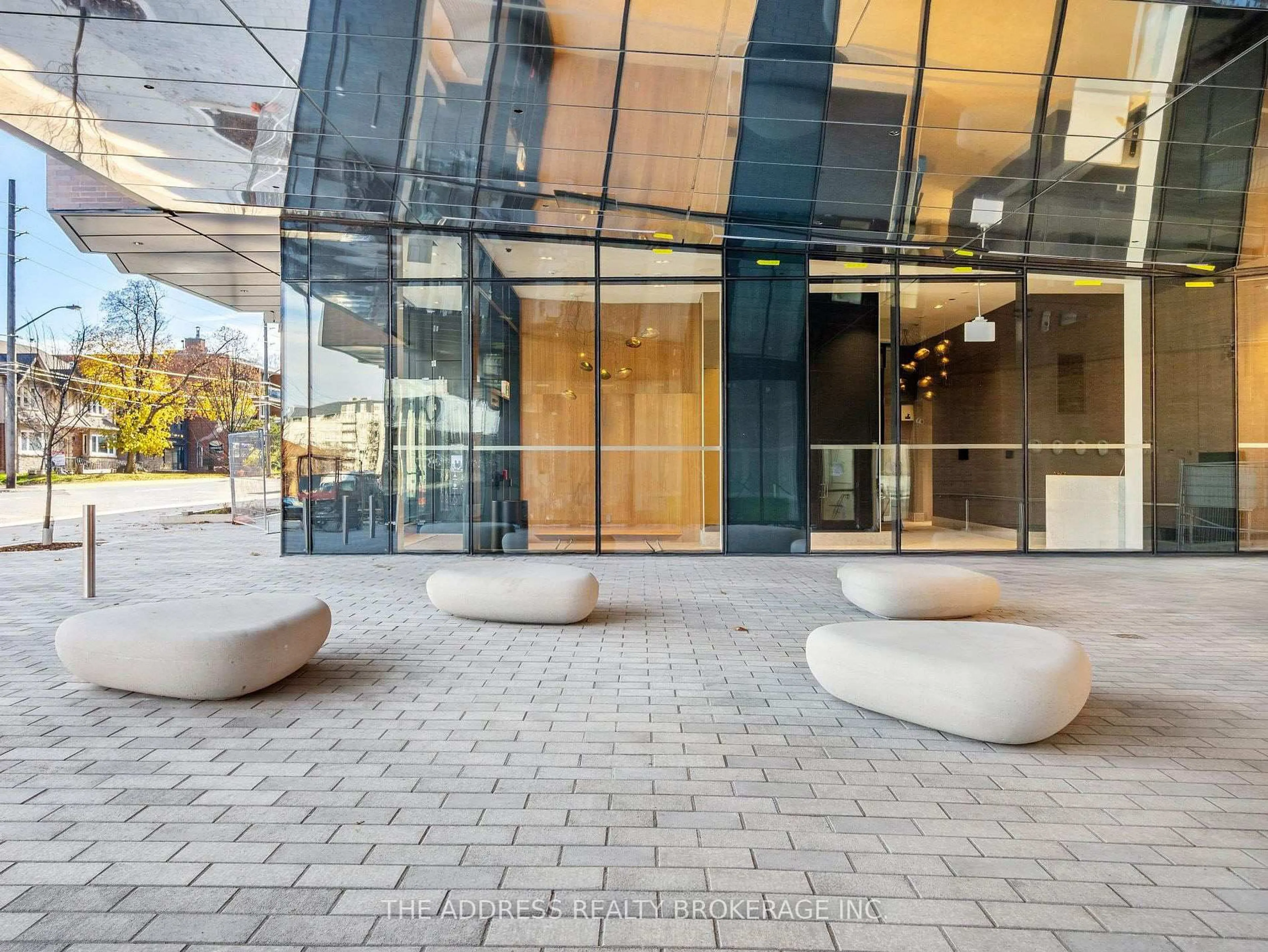 Indoor foyer for 1720 Bayview Ave #621, Toronto Ontario M4G 0E5