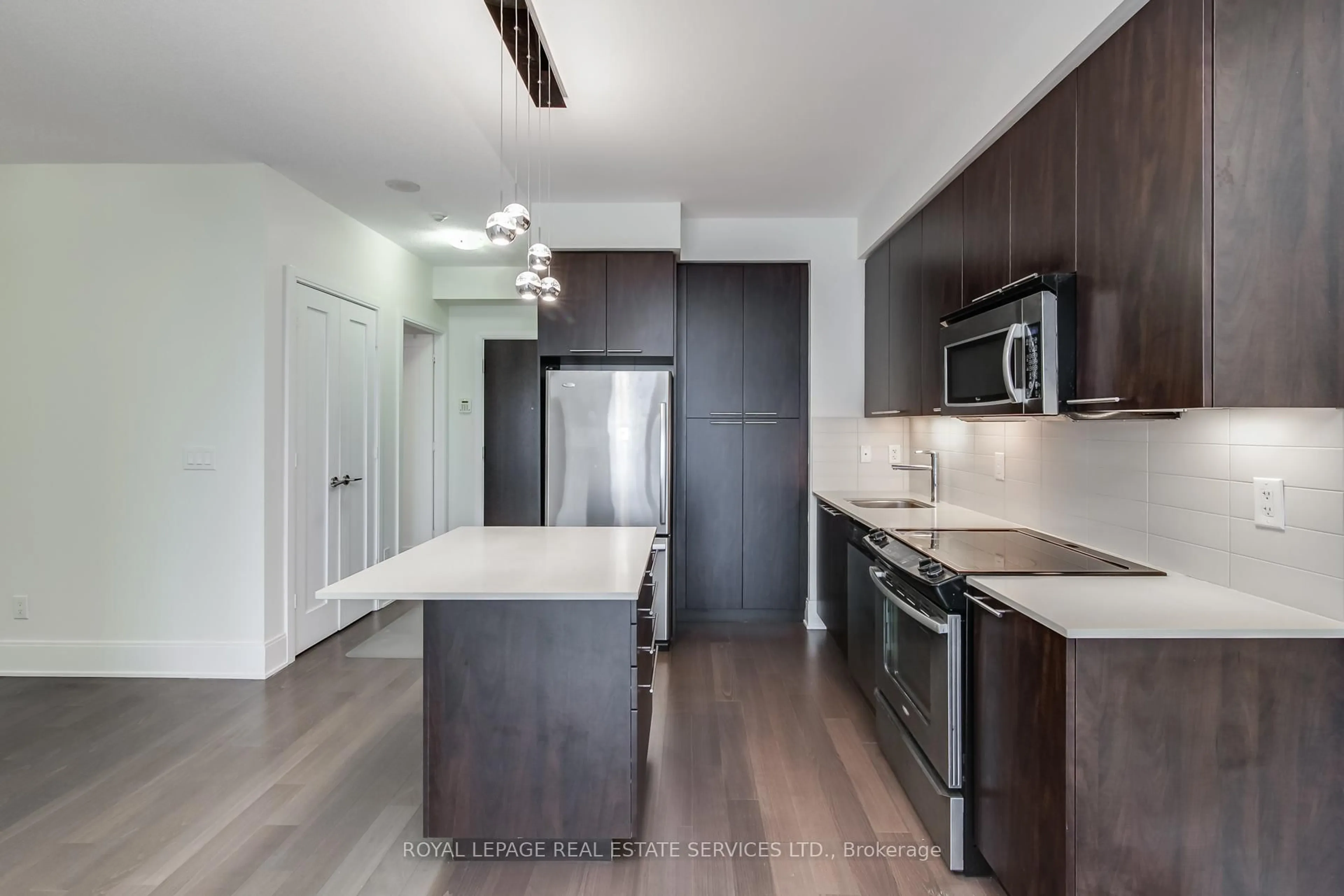 Open concept kitchen, wood/laminate floor for 25 Broadway Ave #1408, Toronto Ontario M4P 1T7