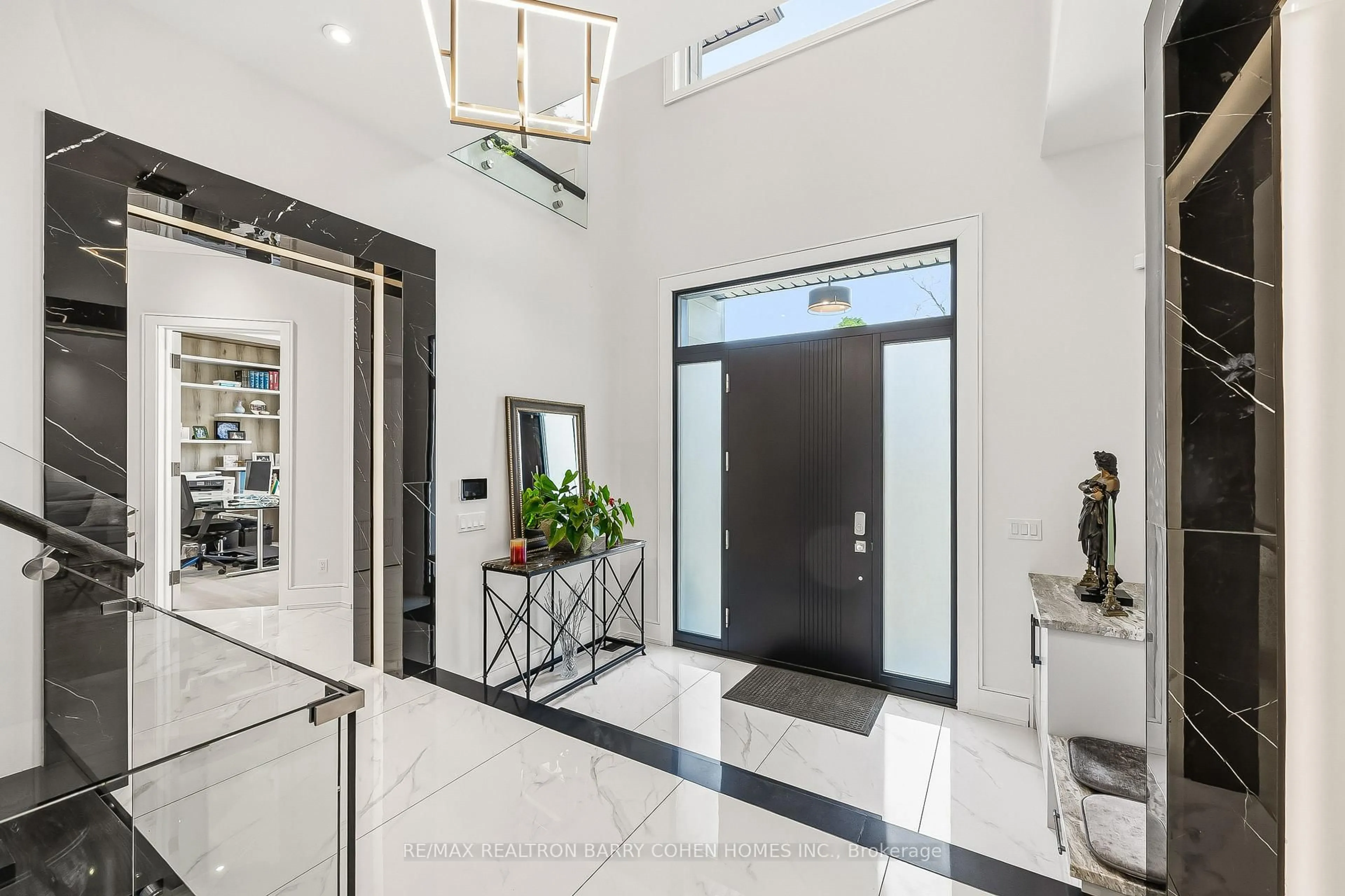 Indoor entryway for 2 Hemford Cres, Toronto Ontario M3B 2S5