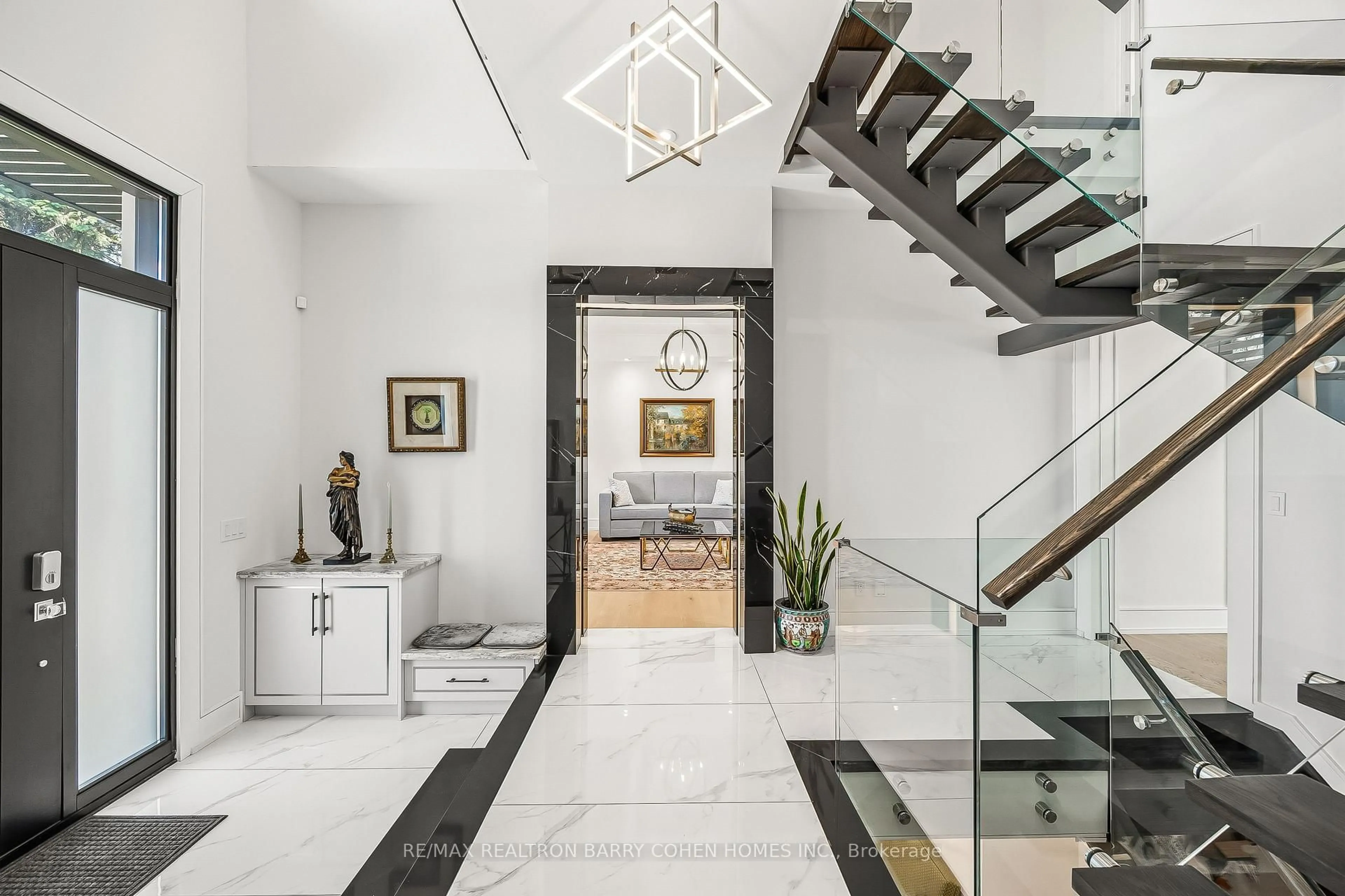 Indoor foyer for 2 Hemford Cres, Toronto Ontario M3B 2S5