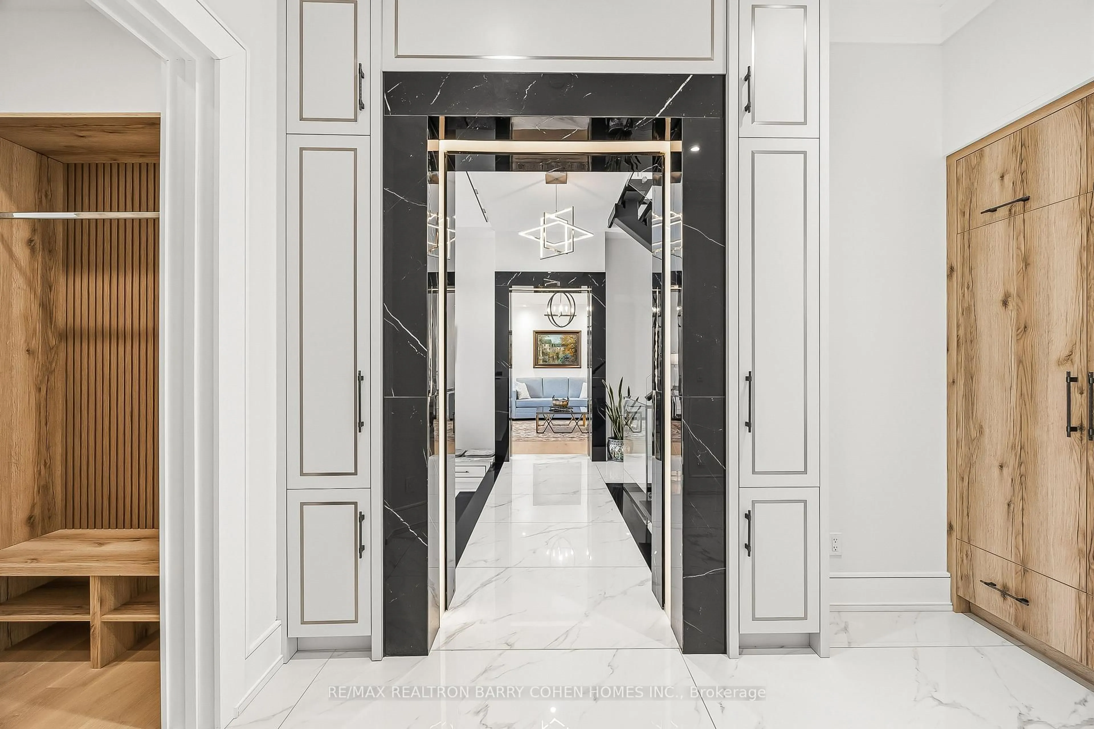 Indoor entryway for 2 Hemford Cres, Toronto Ontario M3B 2S5