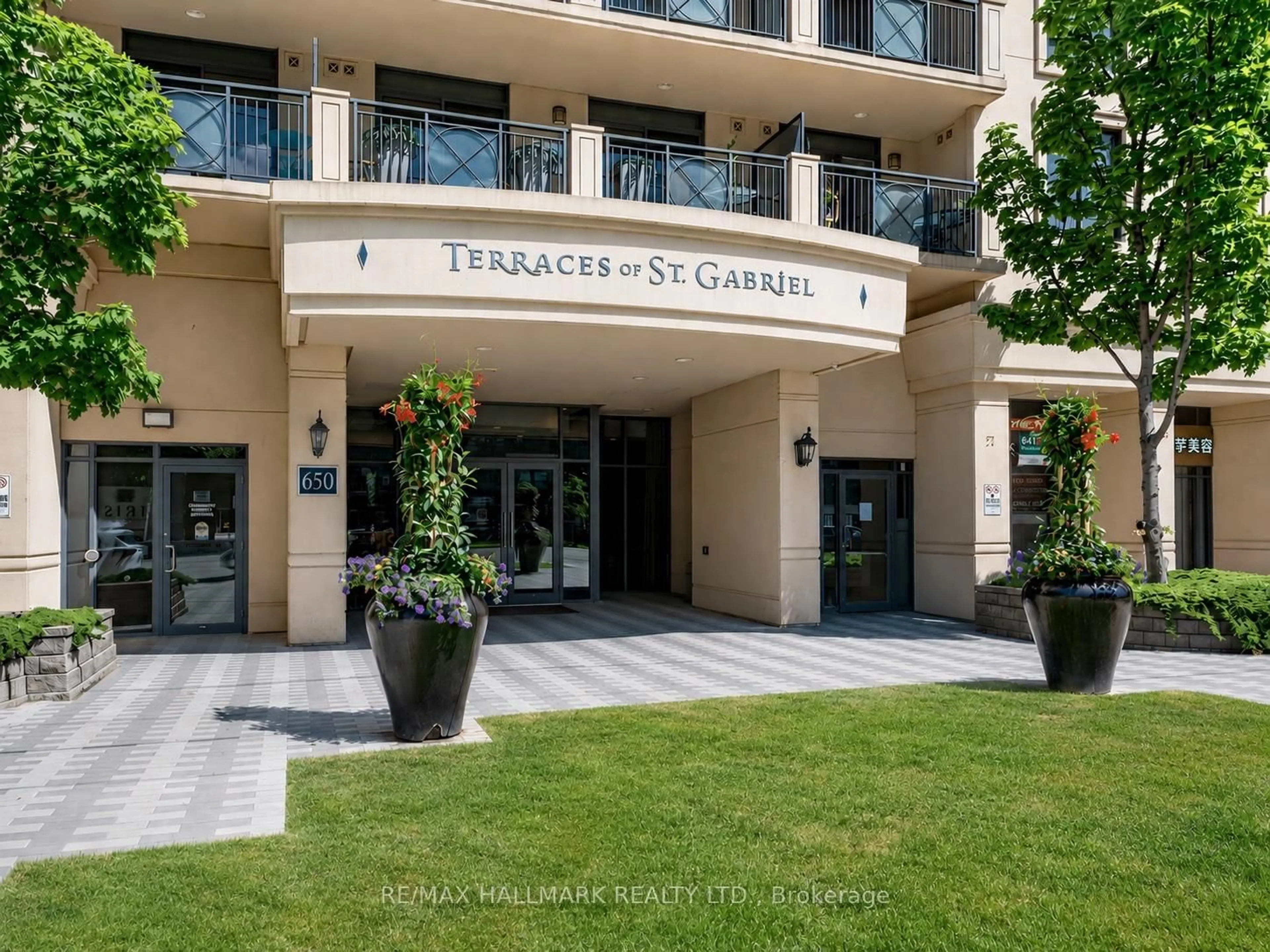 Indoor foyer for 650 Sheppard Ave #215, Toronto Ontario M2K 3E4