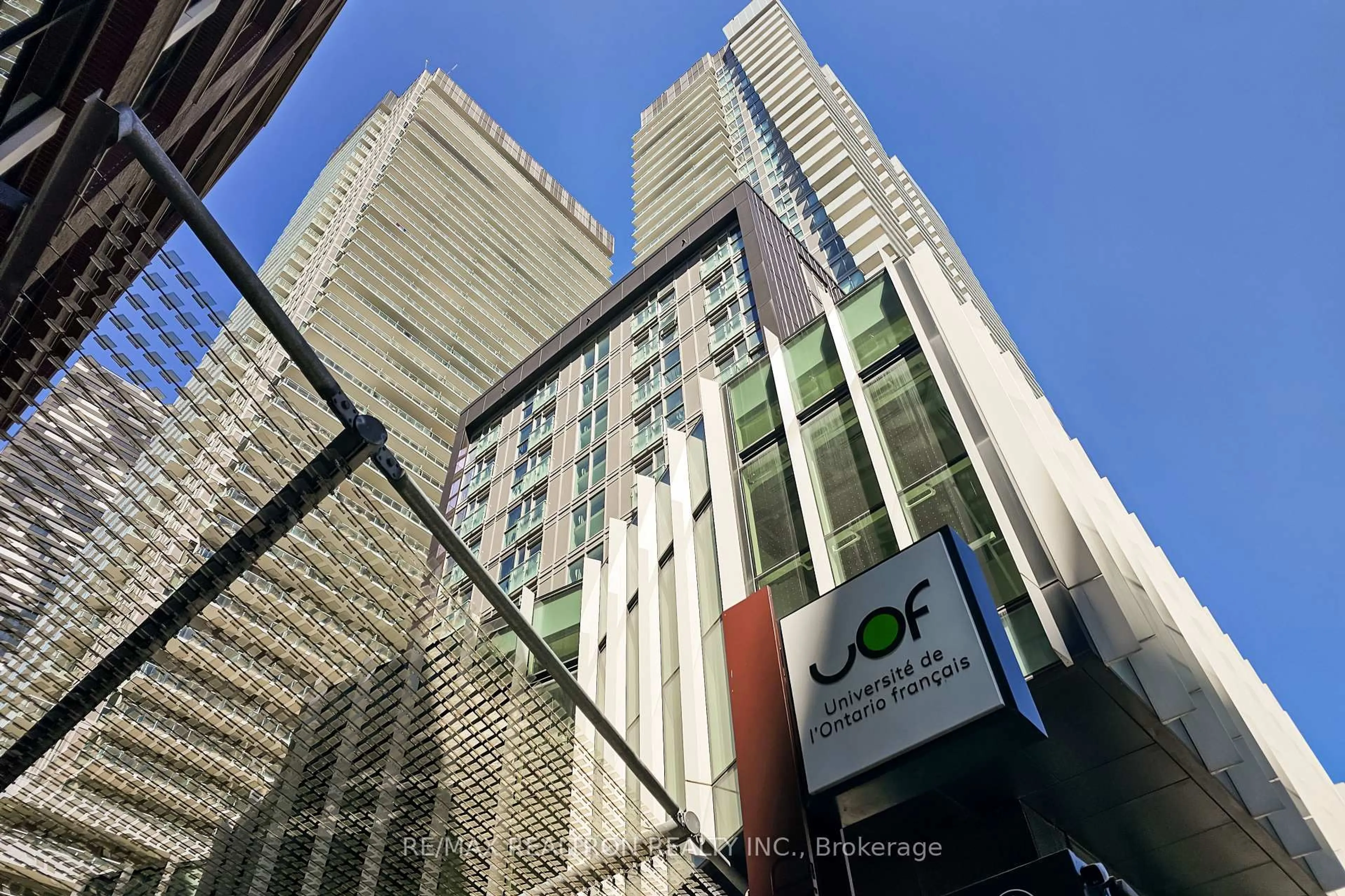 Indoor foyer for 20 Richardson St #416, Toronto Ontario M5A 0S6