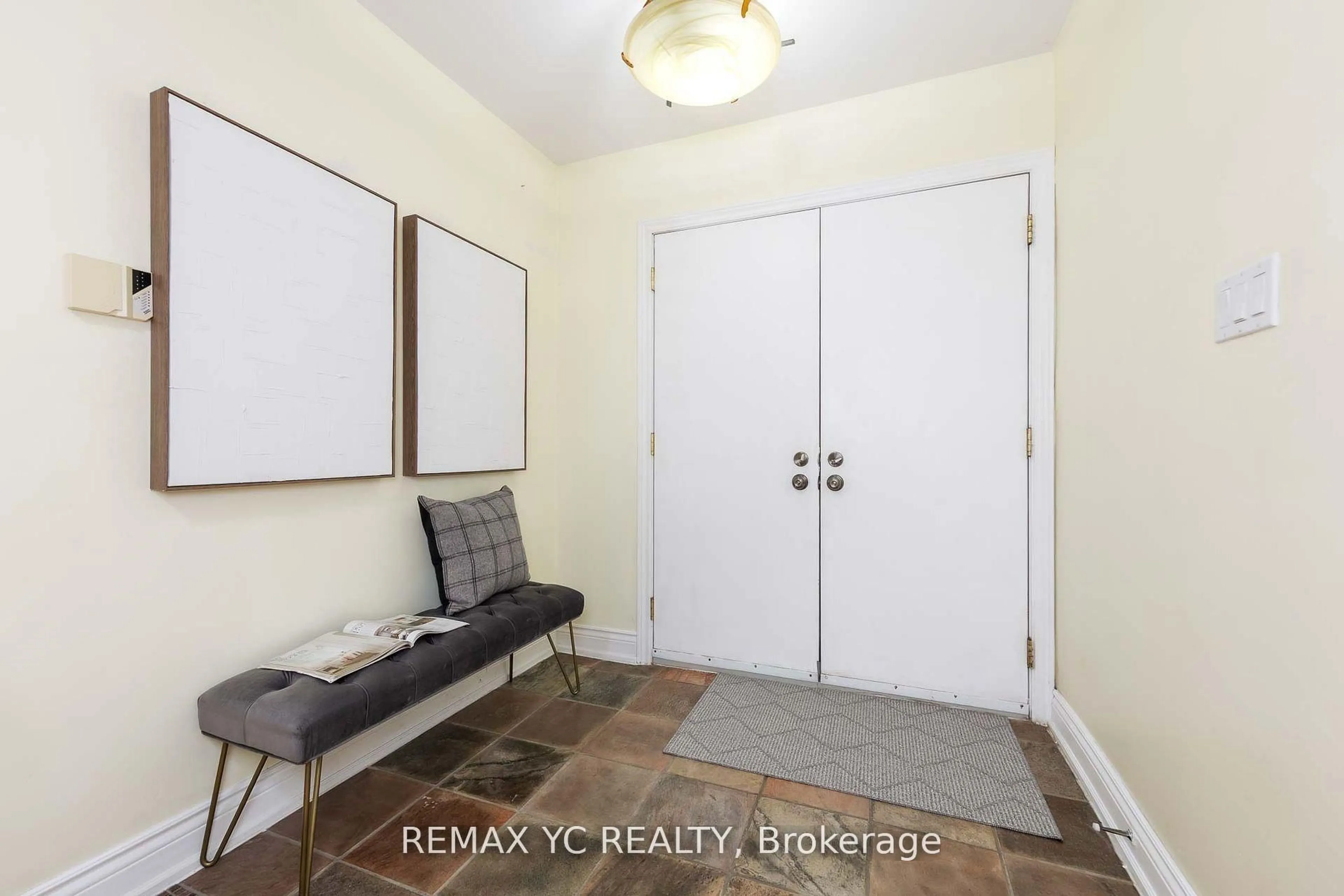 Indoor entryway for 18 Mullet Rd, Toronto Ontario M2M 2A6