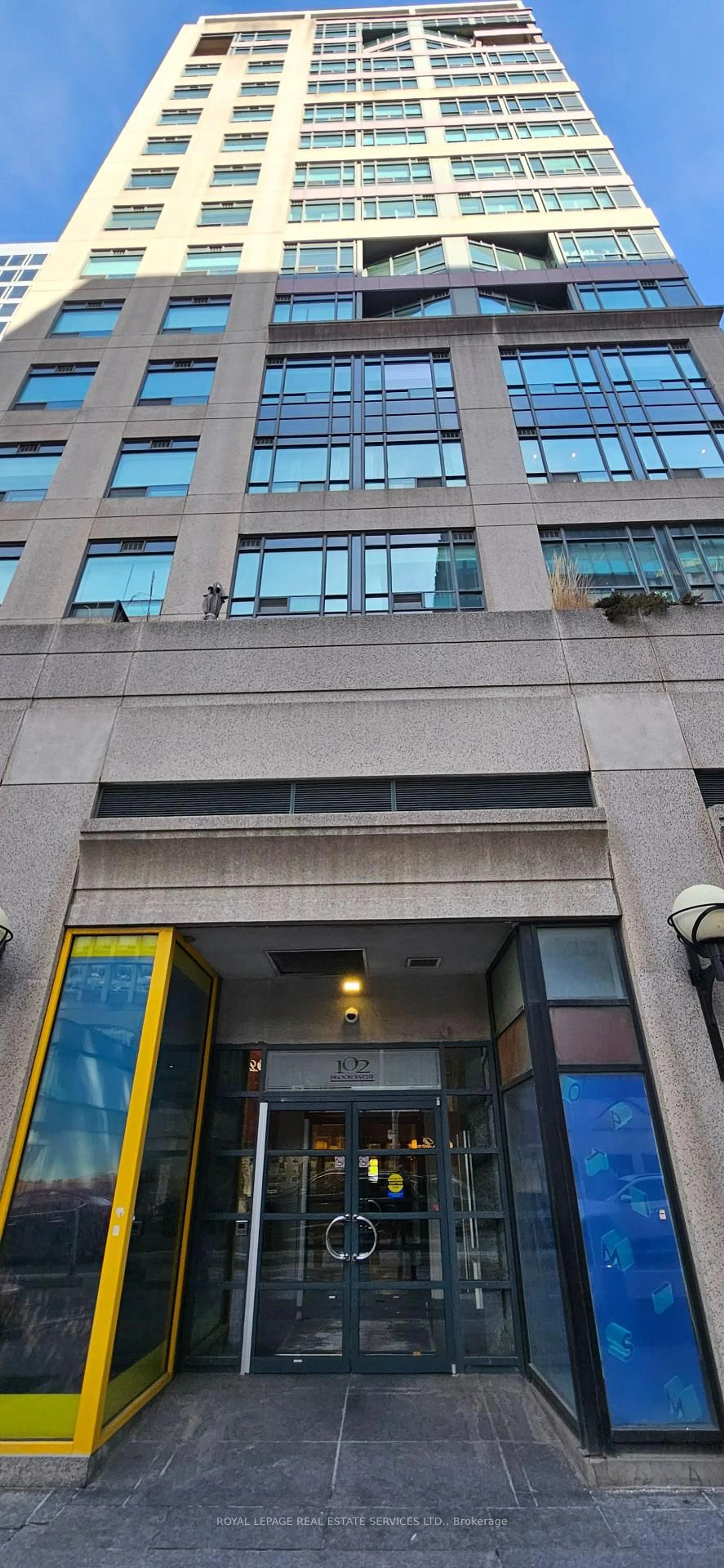 Indoor foyer for 102 Bloor St #306, Toronto Ontario M5S 1M8