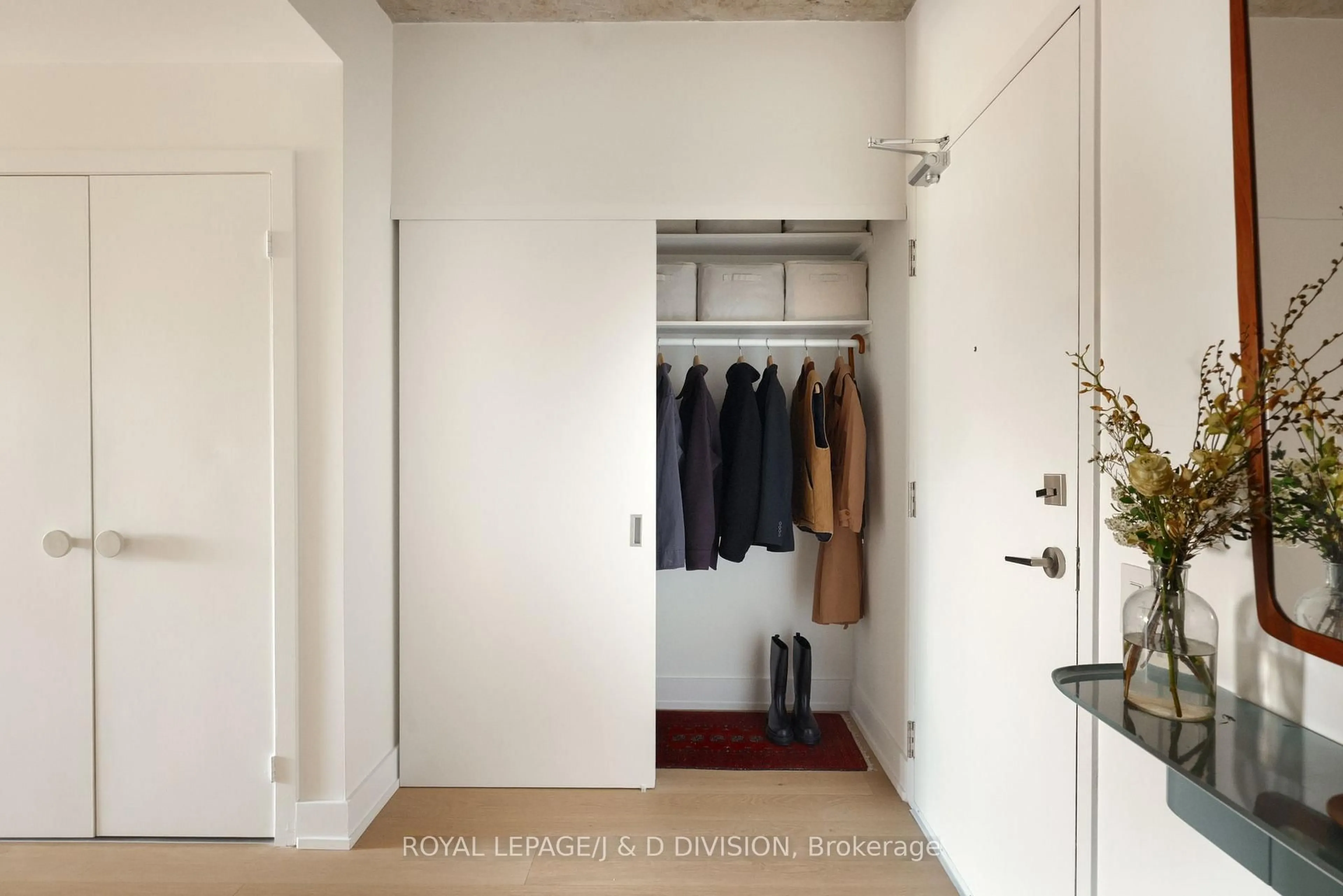 Indoor entryway for 1239 Dundas St #405, Toronto Ontario M6J 1X6