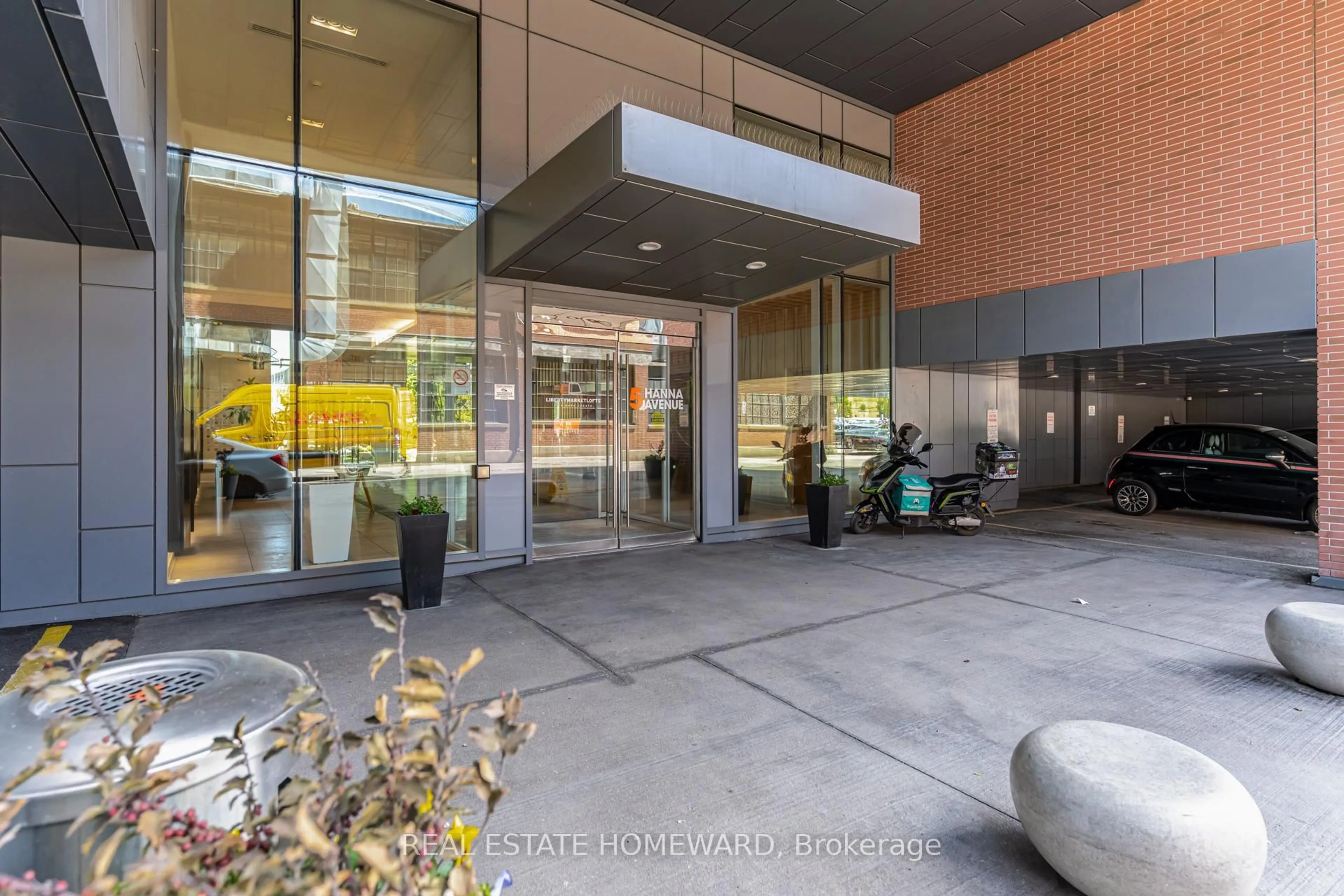 Indoor foyer for 5 Hanna Ave #732, Toronto Ontario M6K 0B3