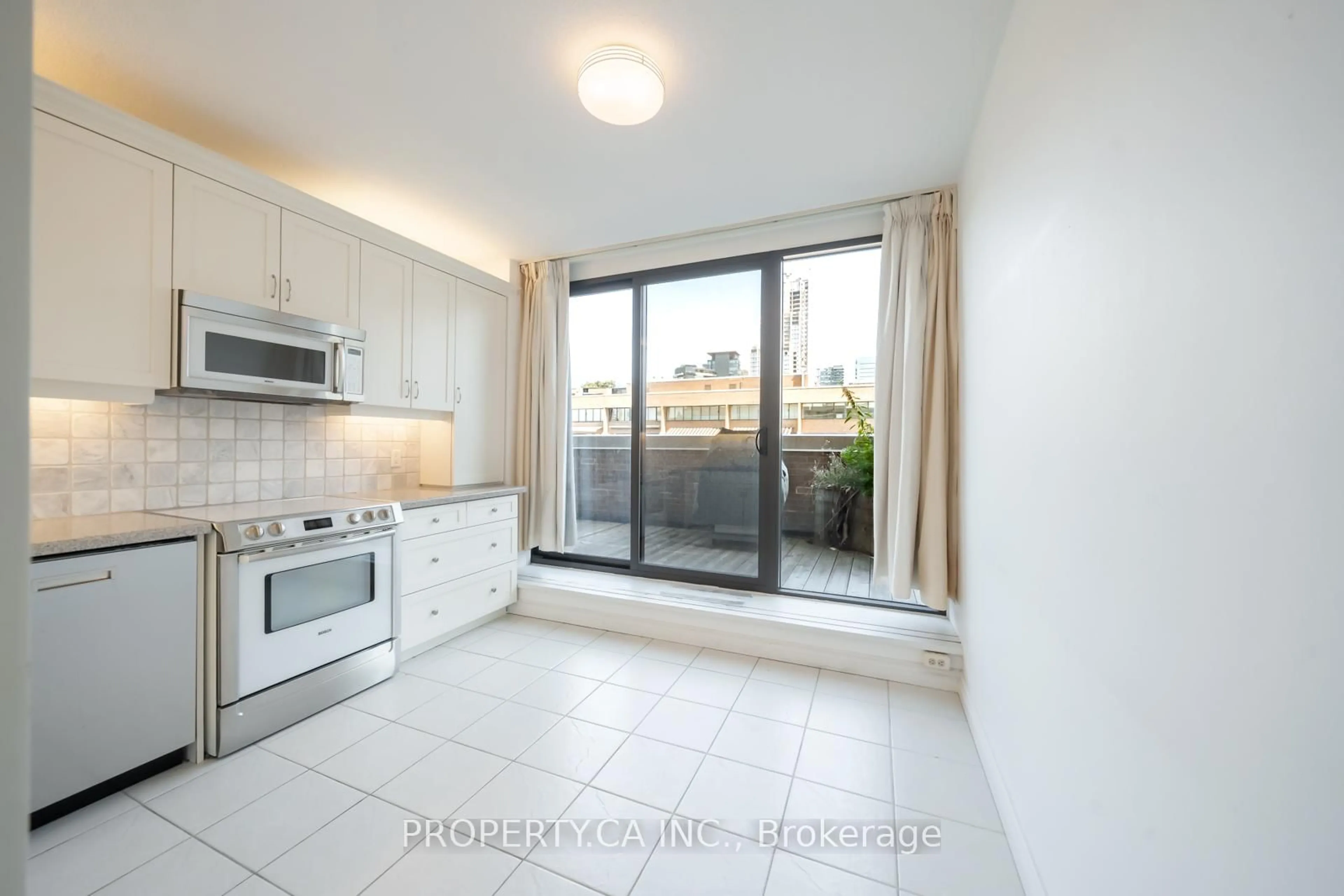 Standard kitchen, unknown for 55a Avenue Rd #606, Toronto Ontario M5R 2G3