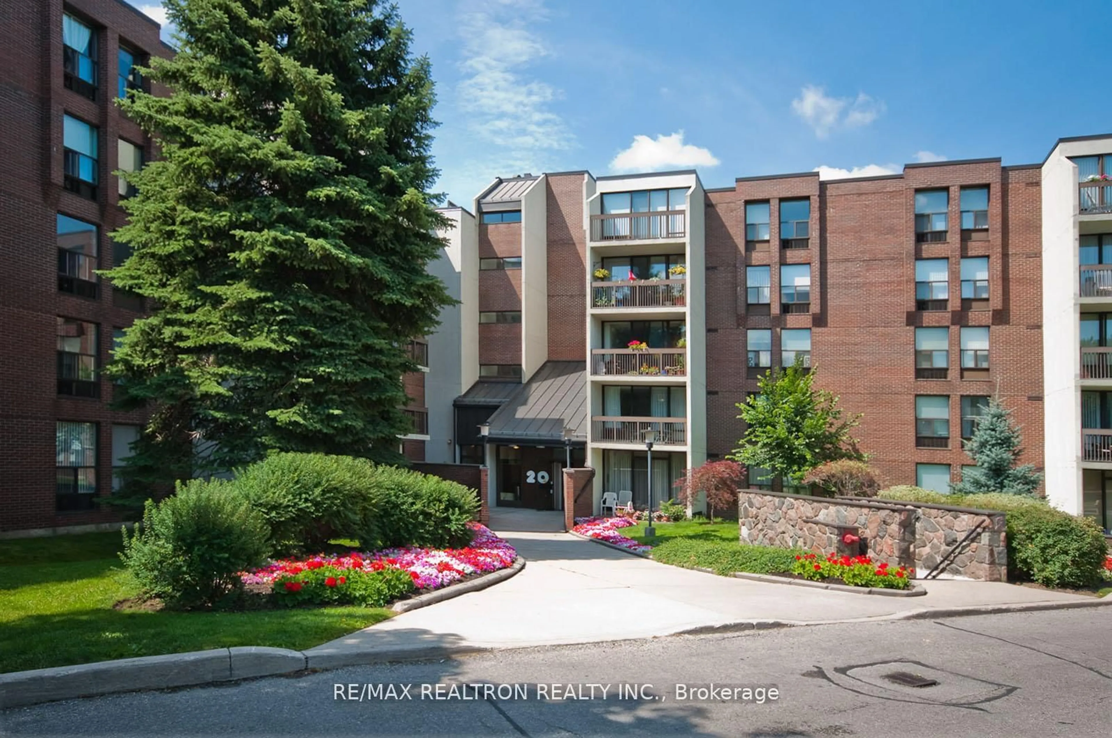 Indoor foyer for 20 Fashion Roseway #505, Toronto Ontario M2N 6B5