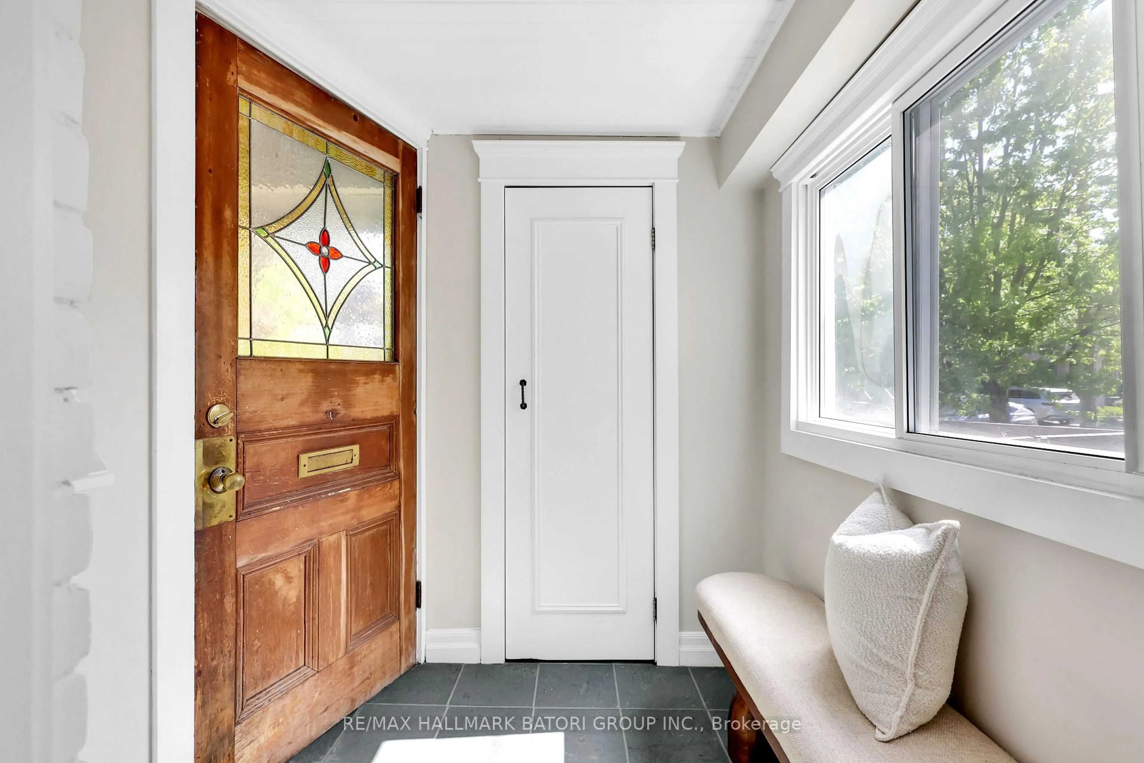 Indoor entryway for 150 Briar Hill Ave, Toronto Ontario M4R 1H9