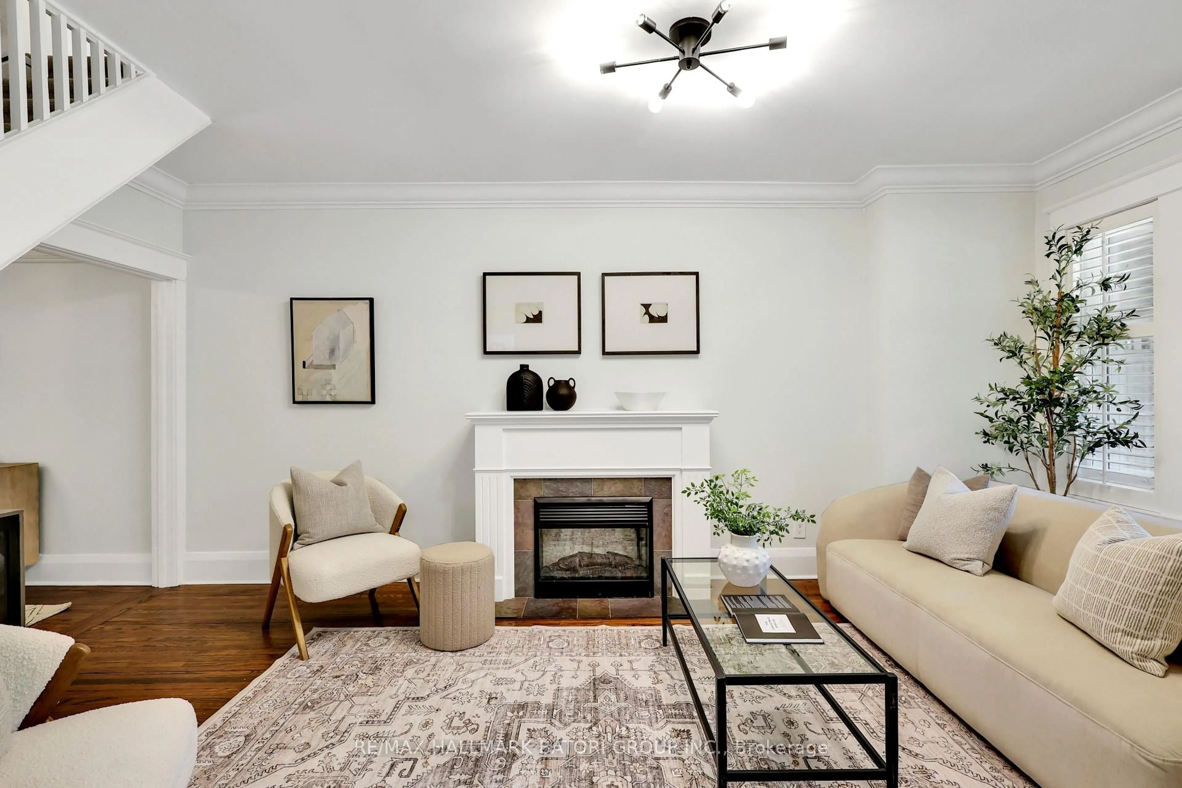 Living room with furniture, unknown for 150 Briar Hill Ave, Toronto Ontario M4R 1H9
