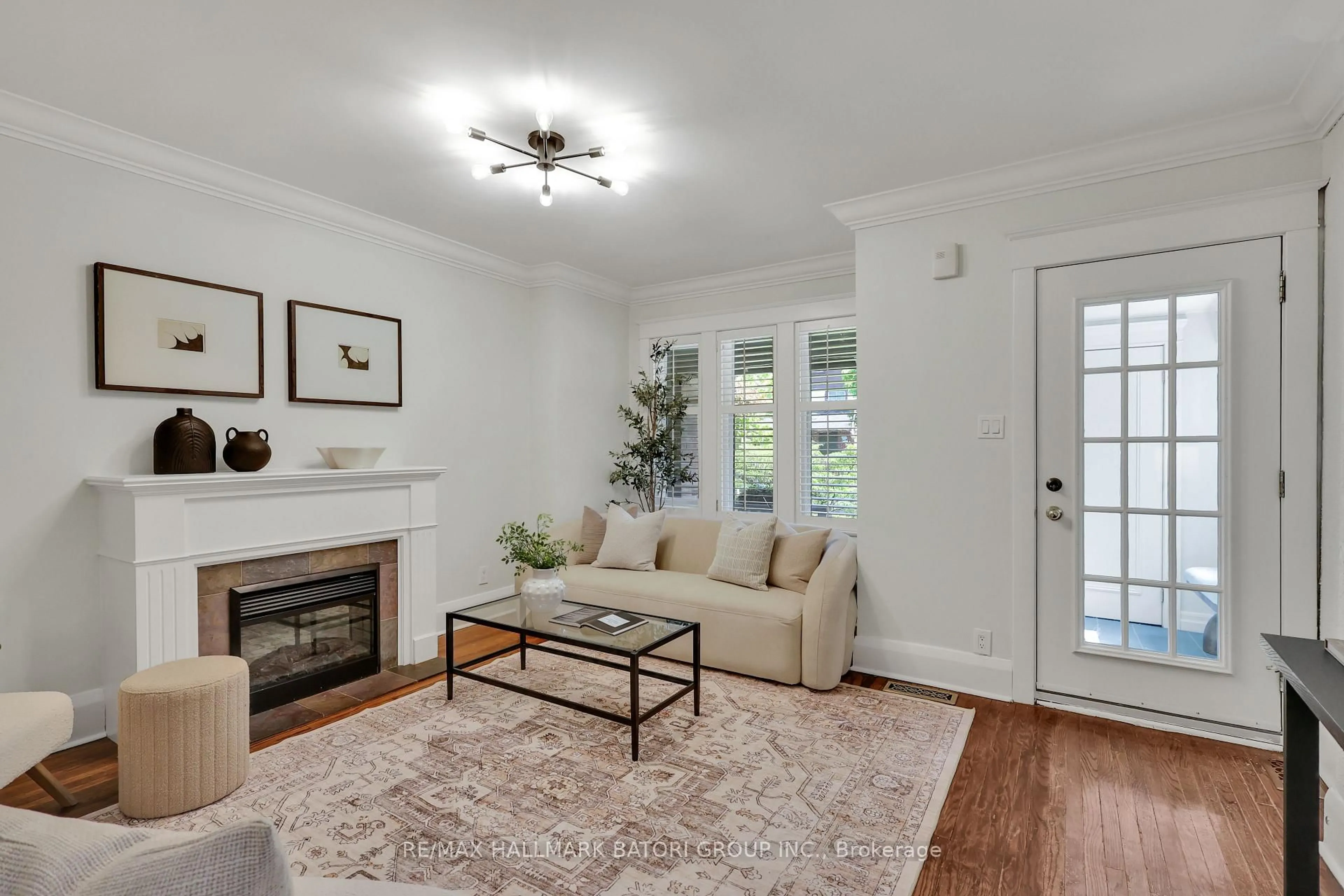 Living room with furniture, unknown for 150 Briar Hill Ave, Toronto Ontario M4R 1H9