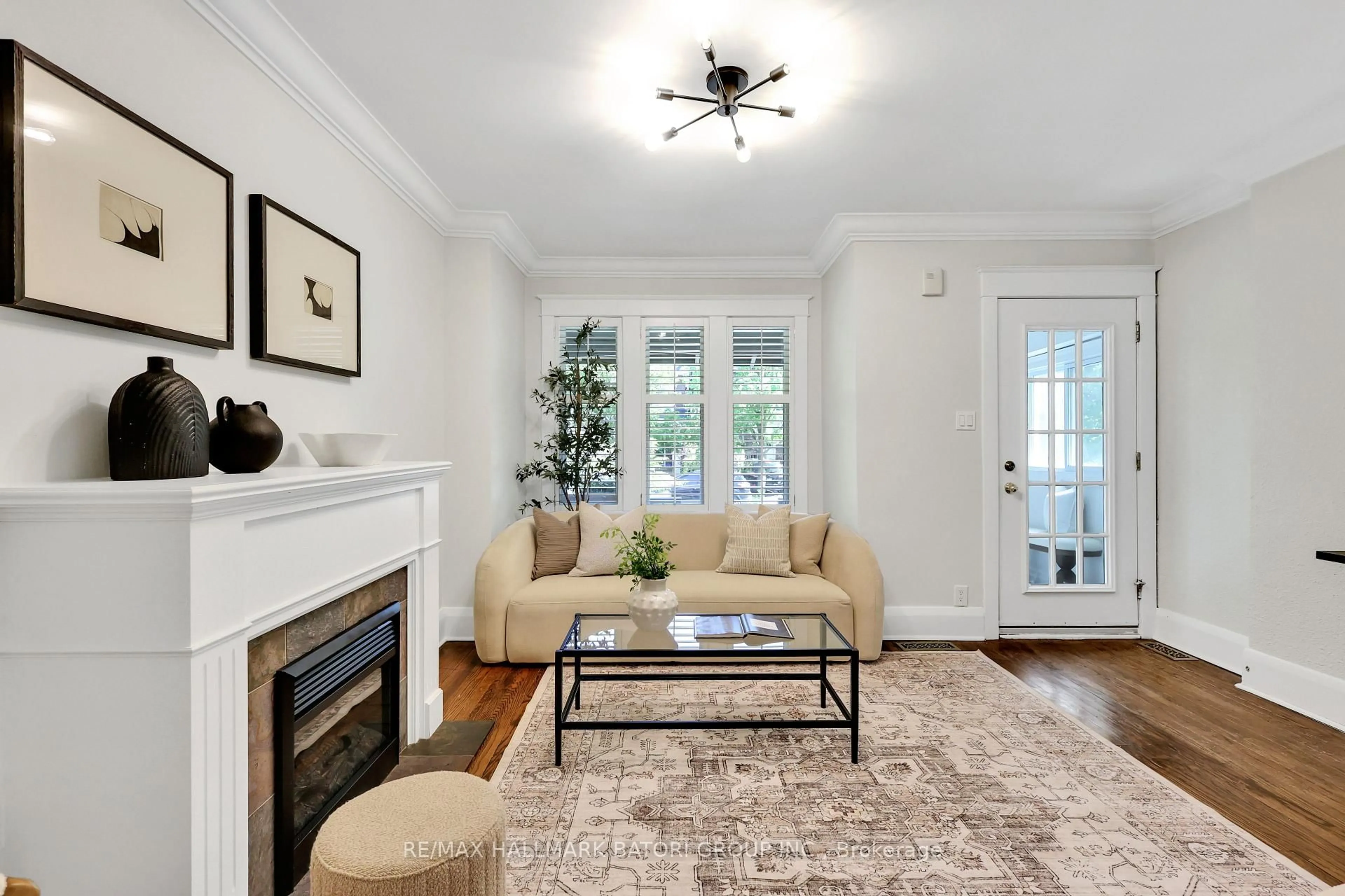 Living room with furniture, unknown for 150 Briar Hill Ave, Toronto Ontario M4R 1H9