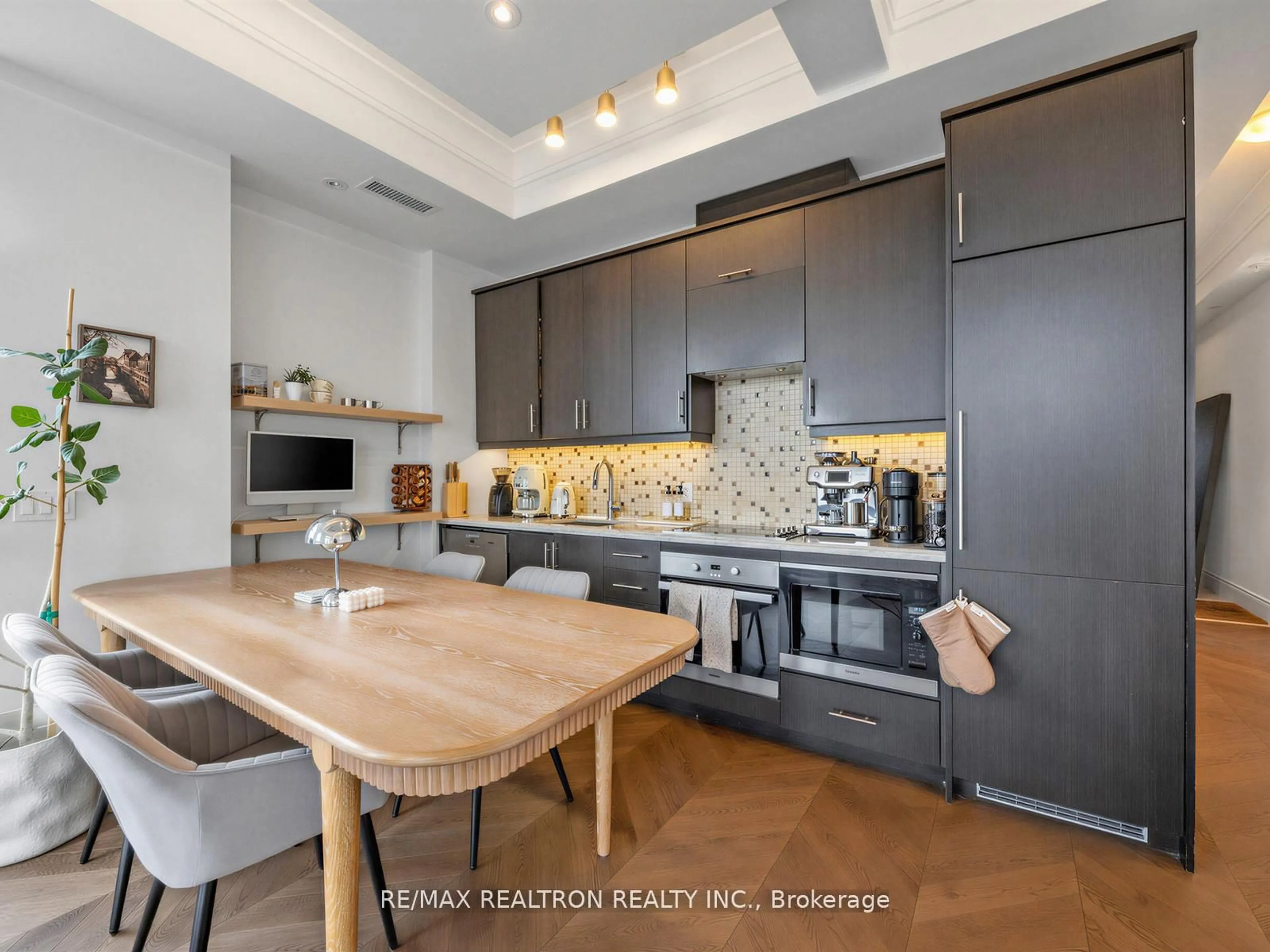 Open concept kitchen, ceramic/tile floor for 23 Glebe Rd #914, Toronto Ontario M5P 0A1