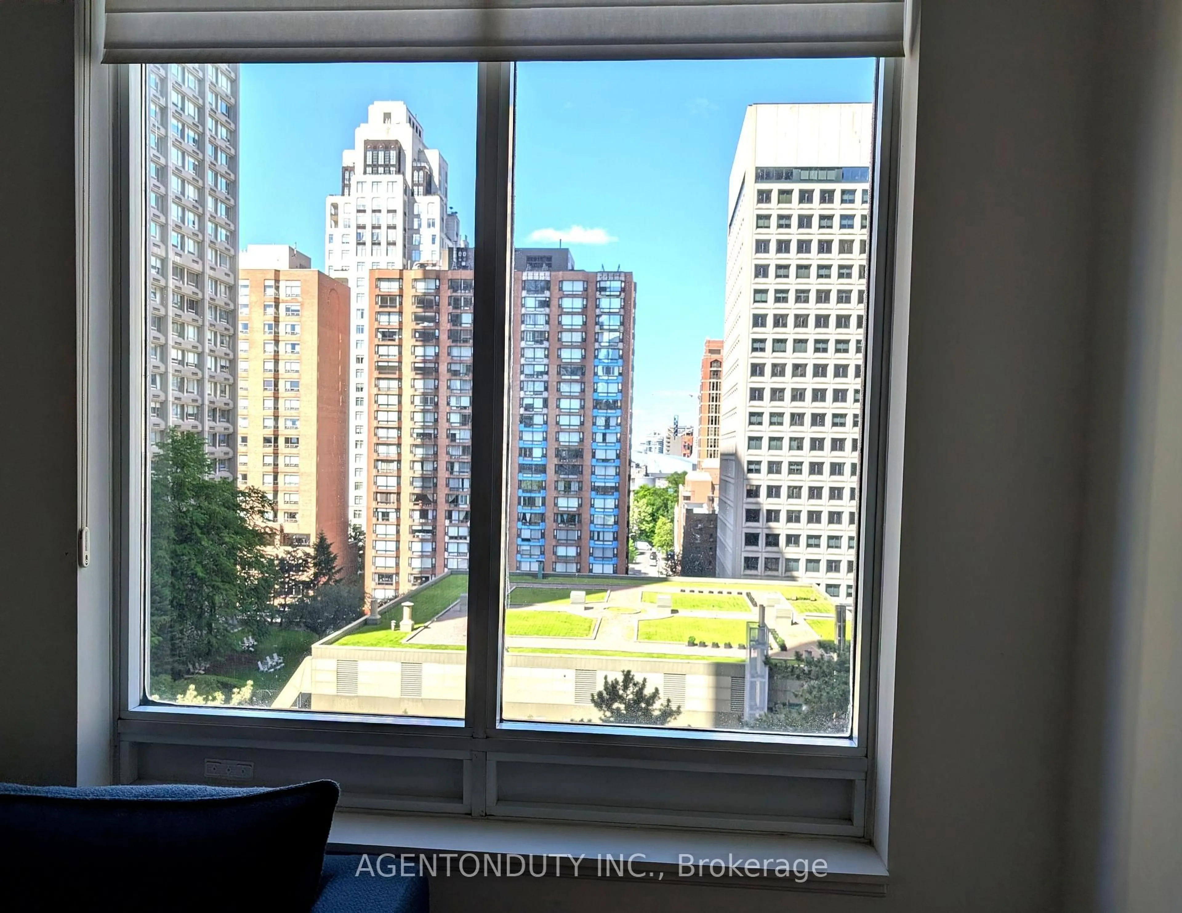 A pic of a room for 35 Balmuto St #1009, Toronto Ontario M4Y 0A3