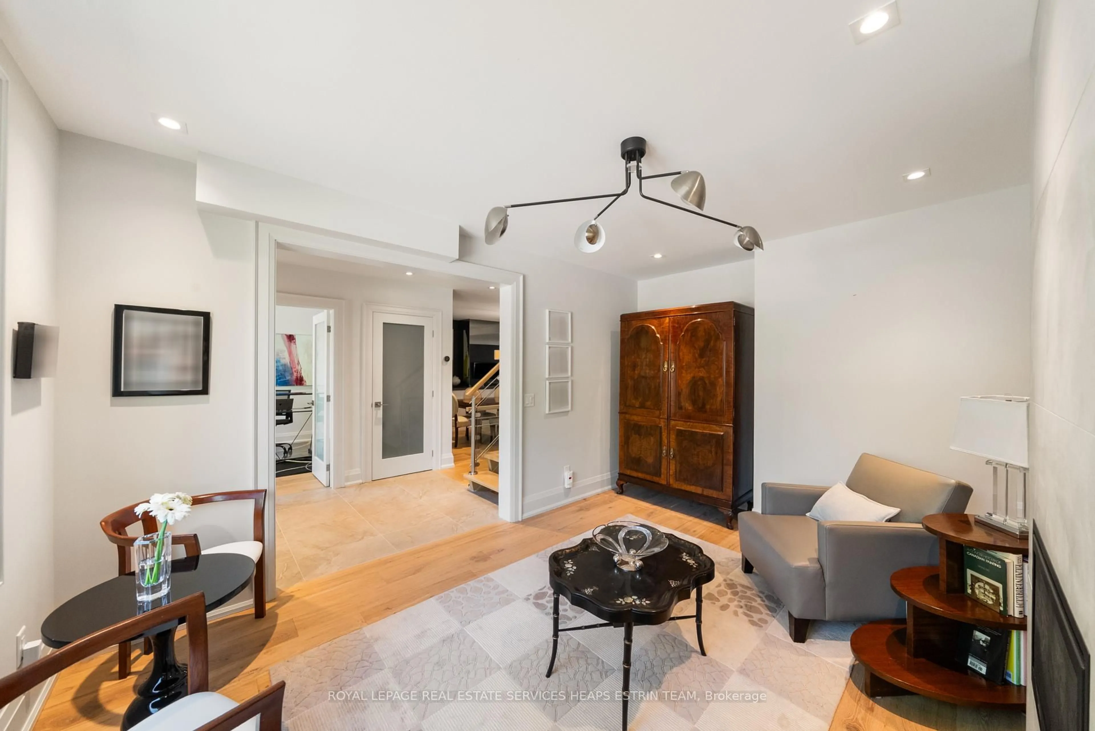 Indoor foyer for 565 Deloraine Ave, Toronto Ontario M5M 2C5