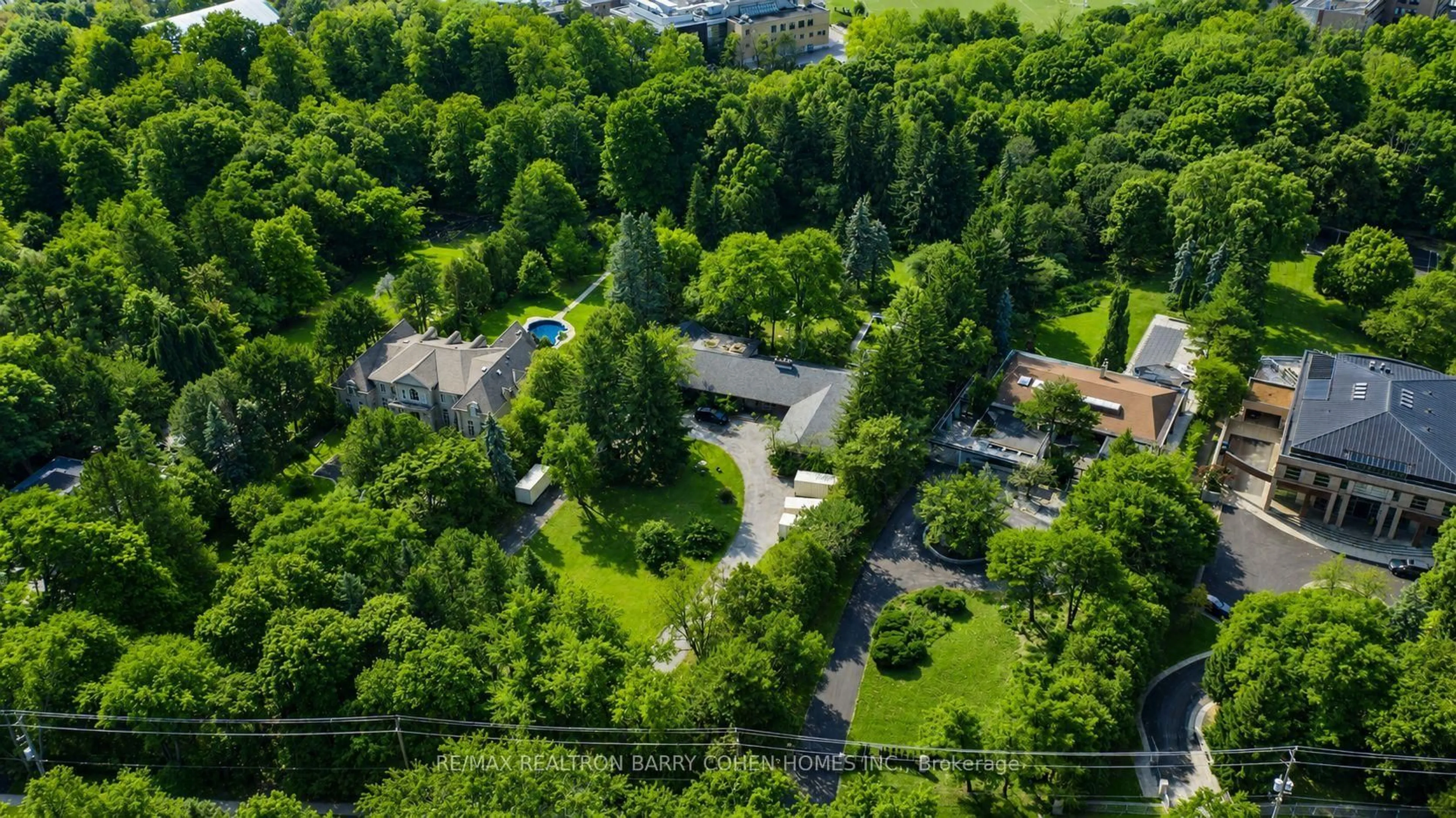 A pic from outside/outdoor area/front of a property/back of a property/a pic from drone, street for 14 Park Lane Circ, Toronto Ontario M3B 1Z7