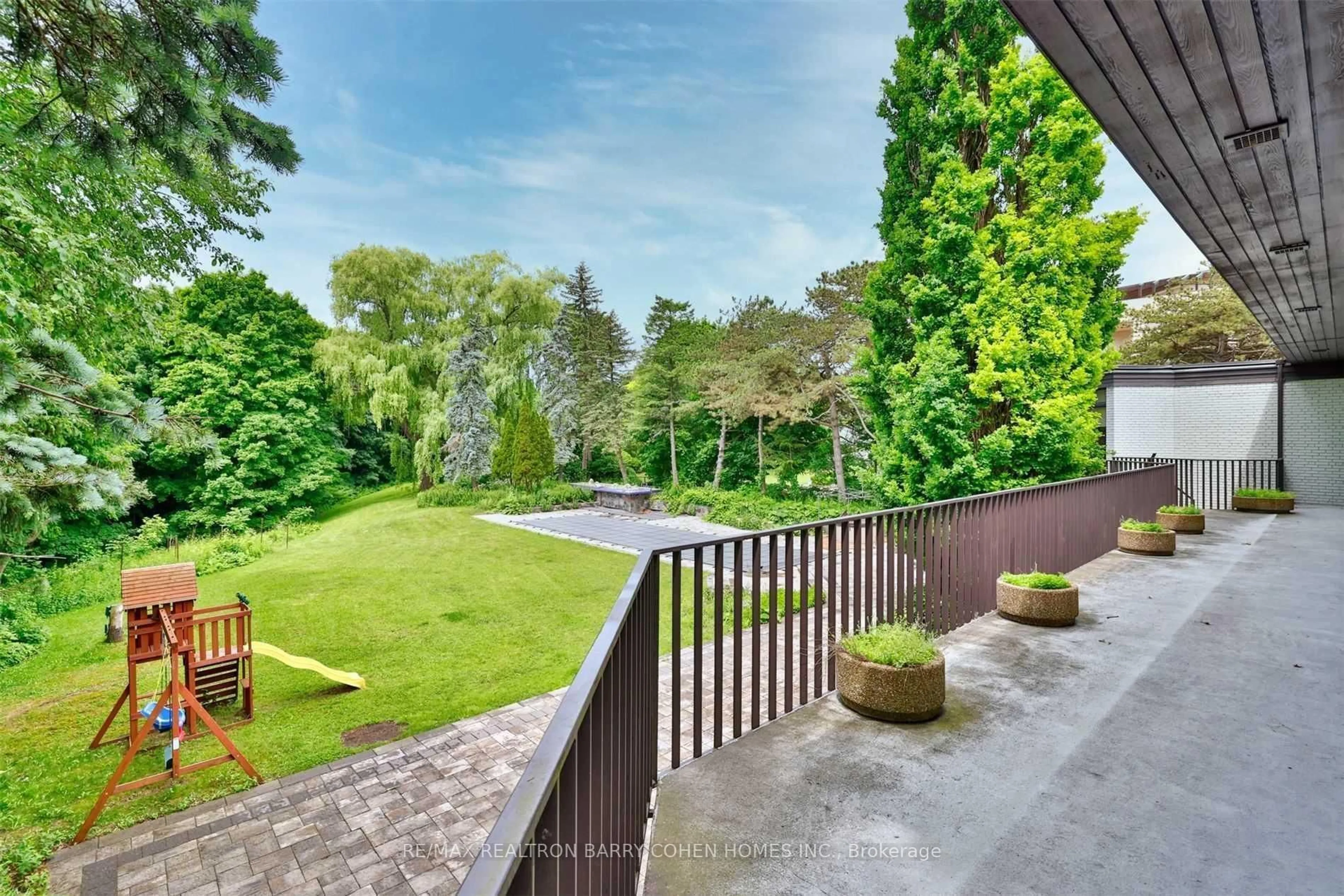 Patio, forest/trees view for 14 Park Lane Circ, Toronto Ontario M3B 1Z7