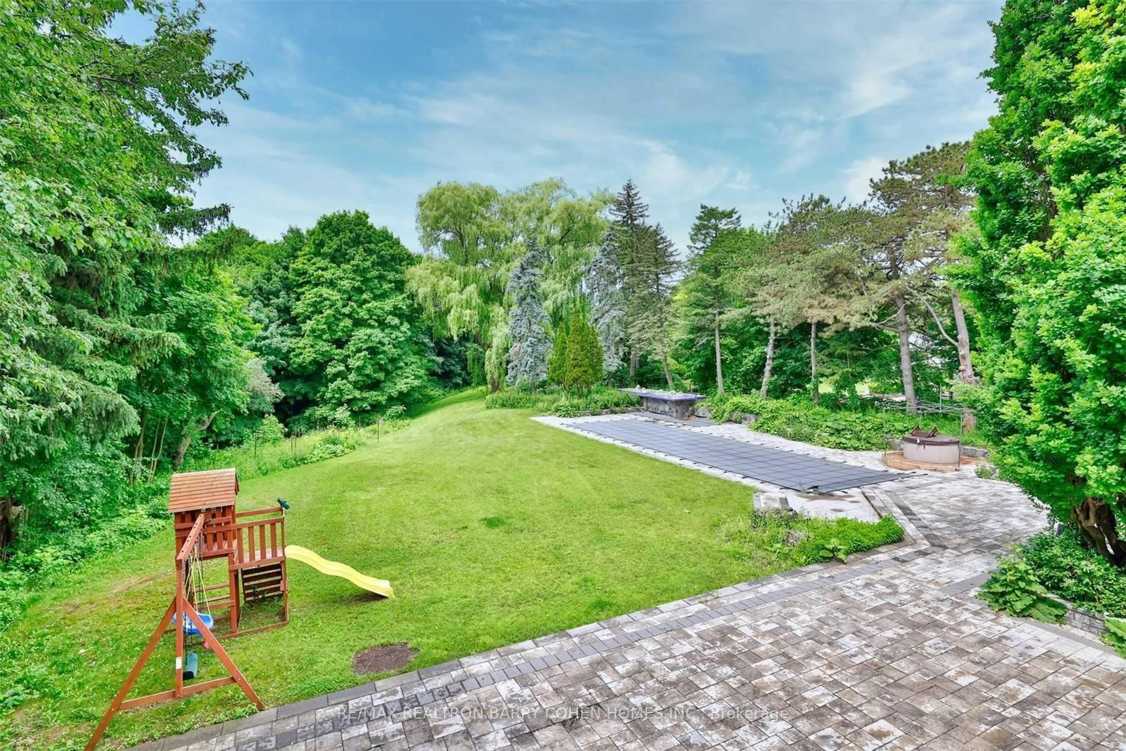 Patio, forest/trees view for 14 Park Lane Circ, Toronto Ontario M3B 1Z7