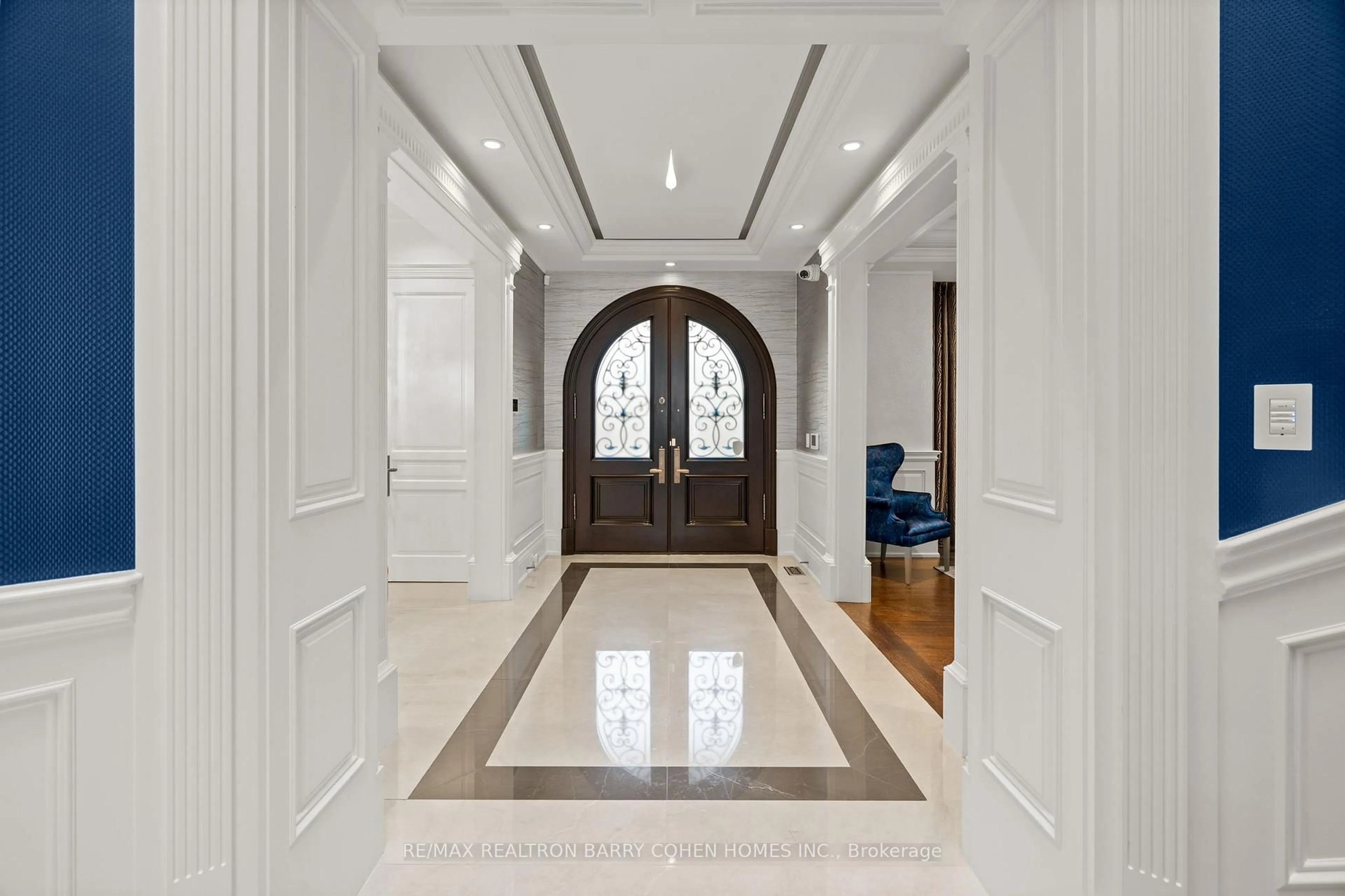Indoor entryway for 143 Highland Cres, Toronto Ontario M2L 1H2