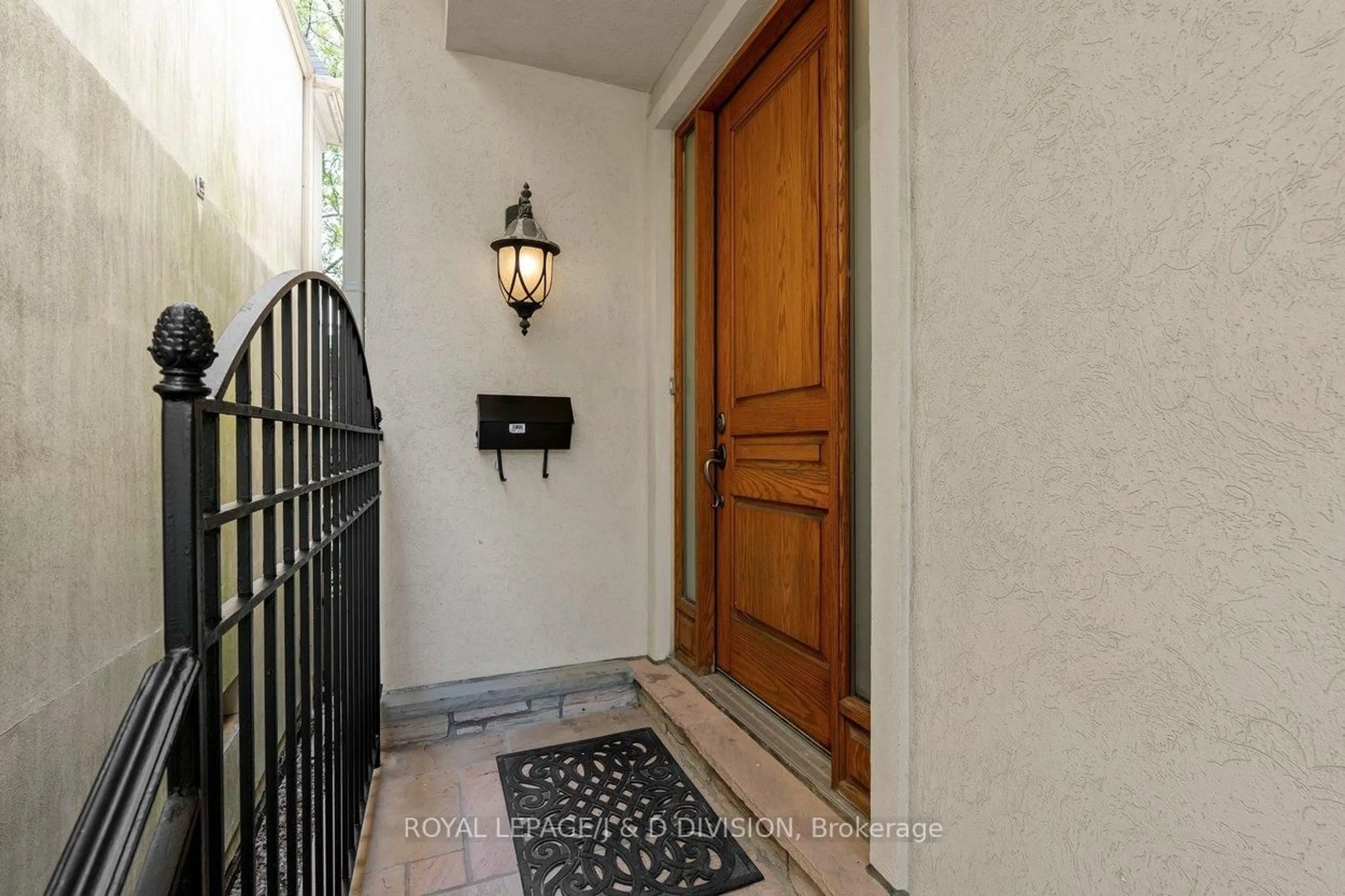 Indoor entryway for 1022 Spadina Rd, Toronto Ontario M5N 2M6