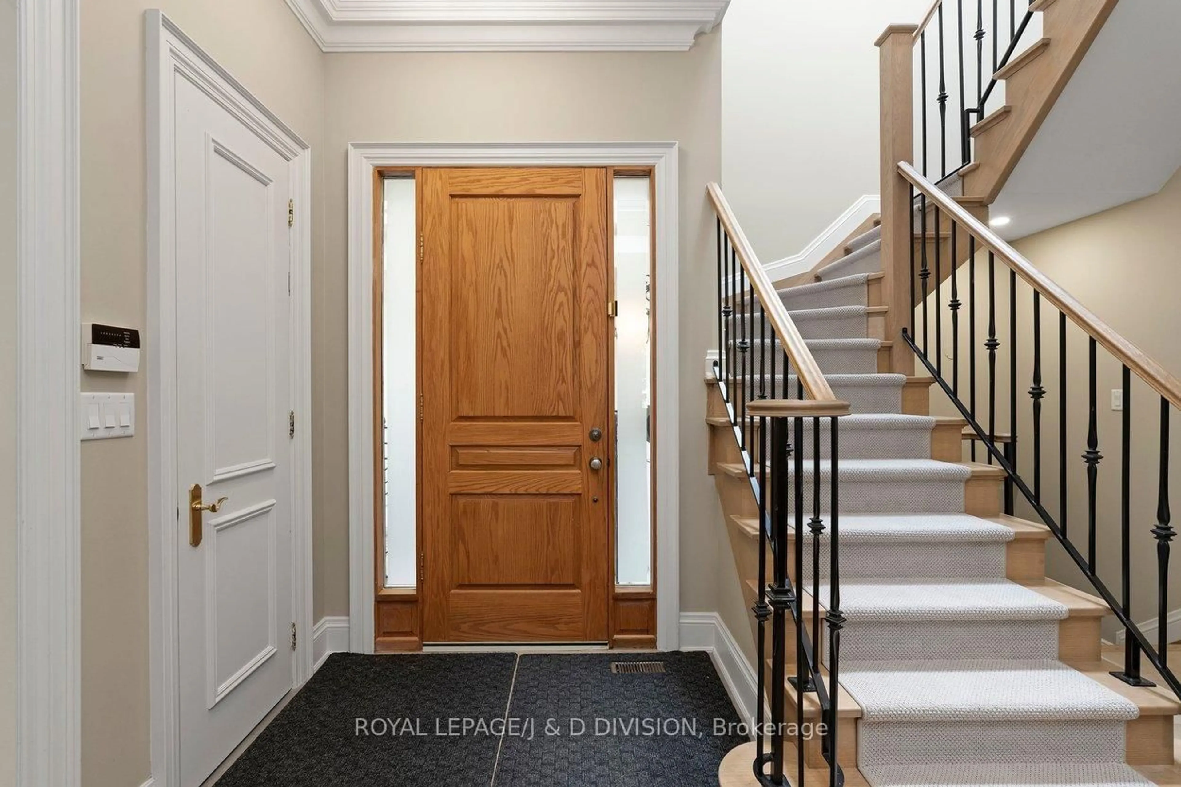 Indoor entryway for 1022 Spadina Rd, Toronto Ontario M5N 2M6