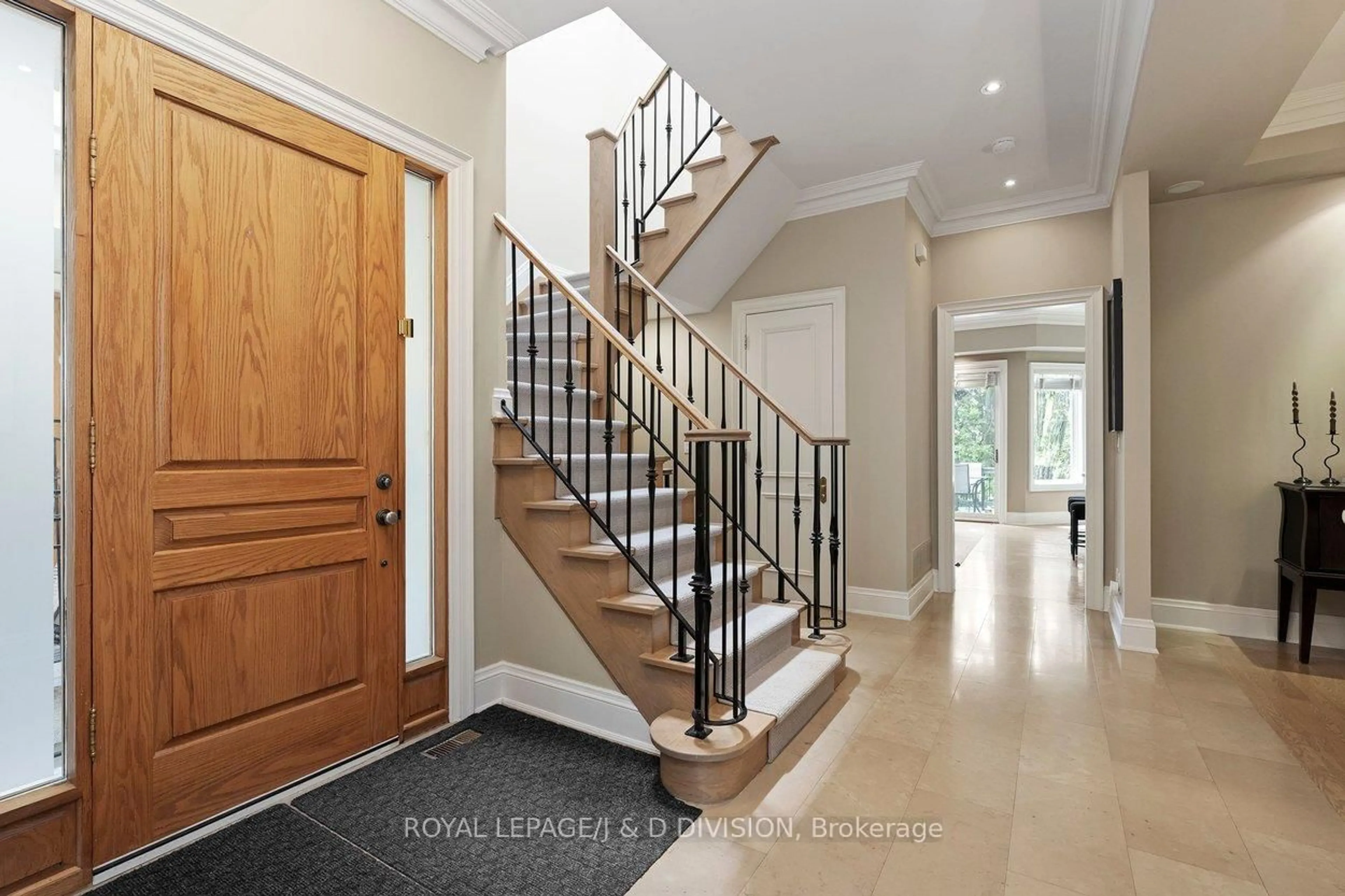 Indoor entryway for 1022 Spadina Rd, Toronto Ontario M5N 2M6