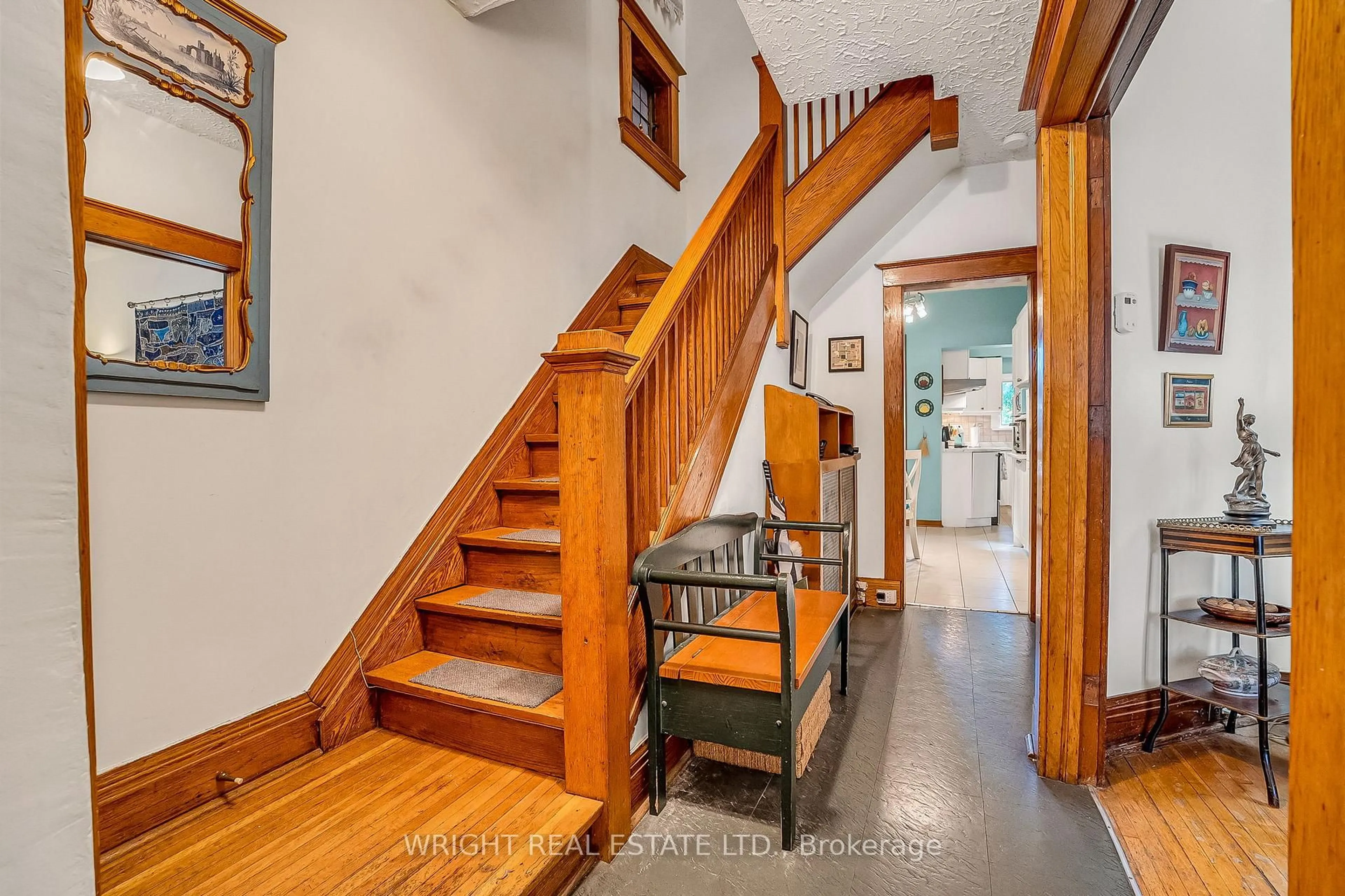 Indoor foyer for 5 Millerson Ave, Toronto Ontario M6E 1J6