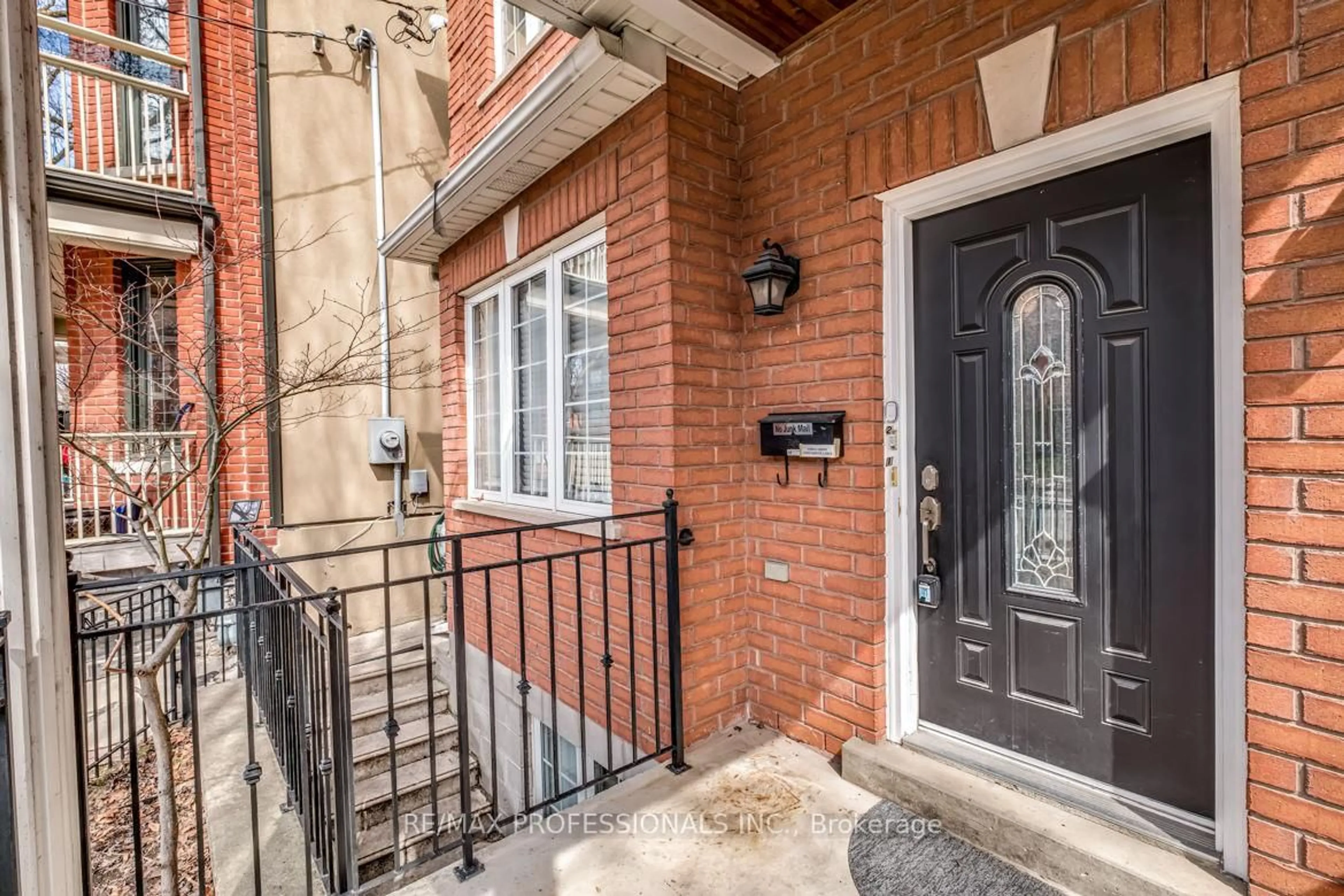 Indoor entryway for 213 Major St, Toronto Ontario M5S 2L4