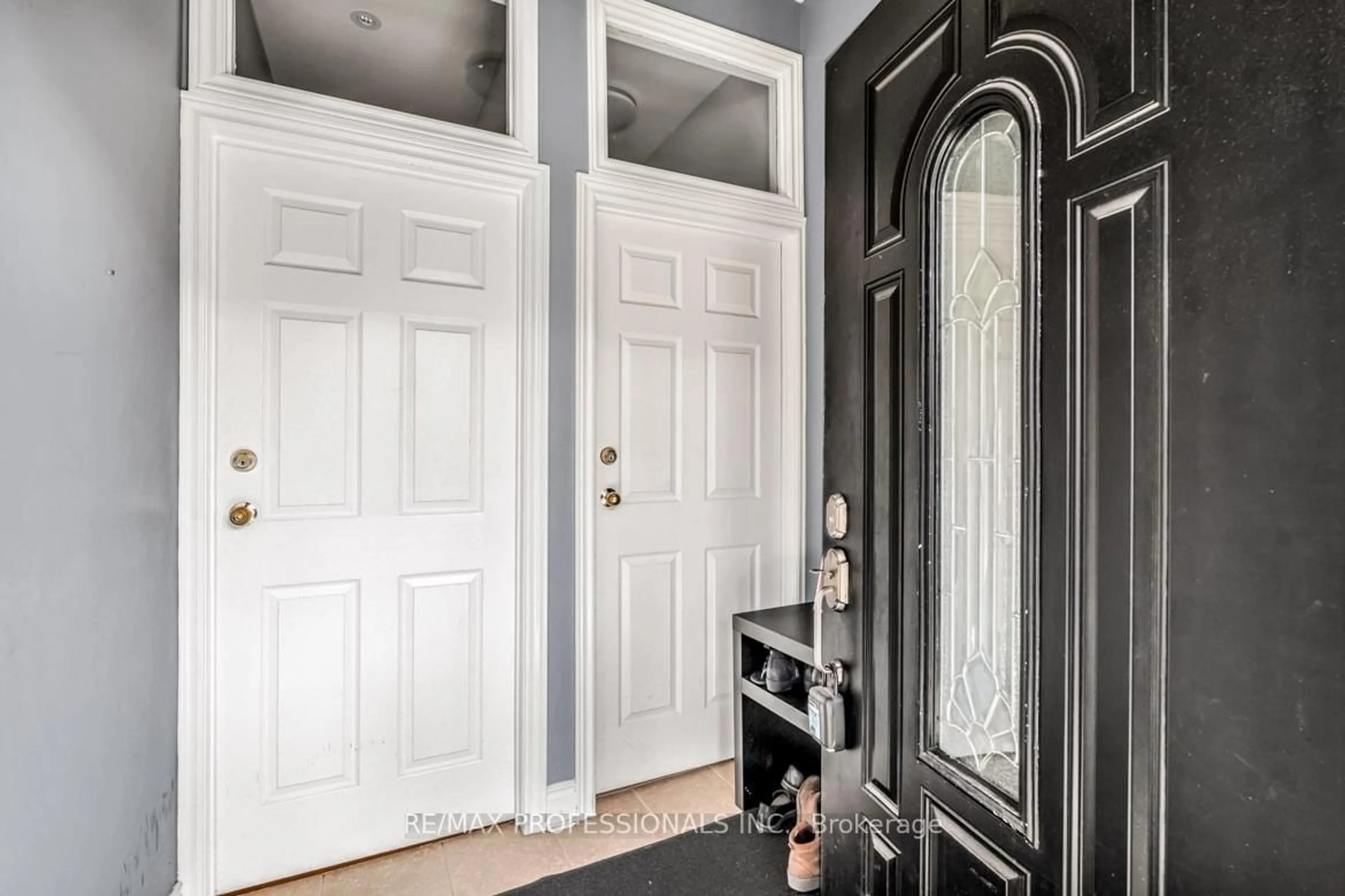 Indoor entryway for 213 Major St, Toronto Ontario M5S 2L4