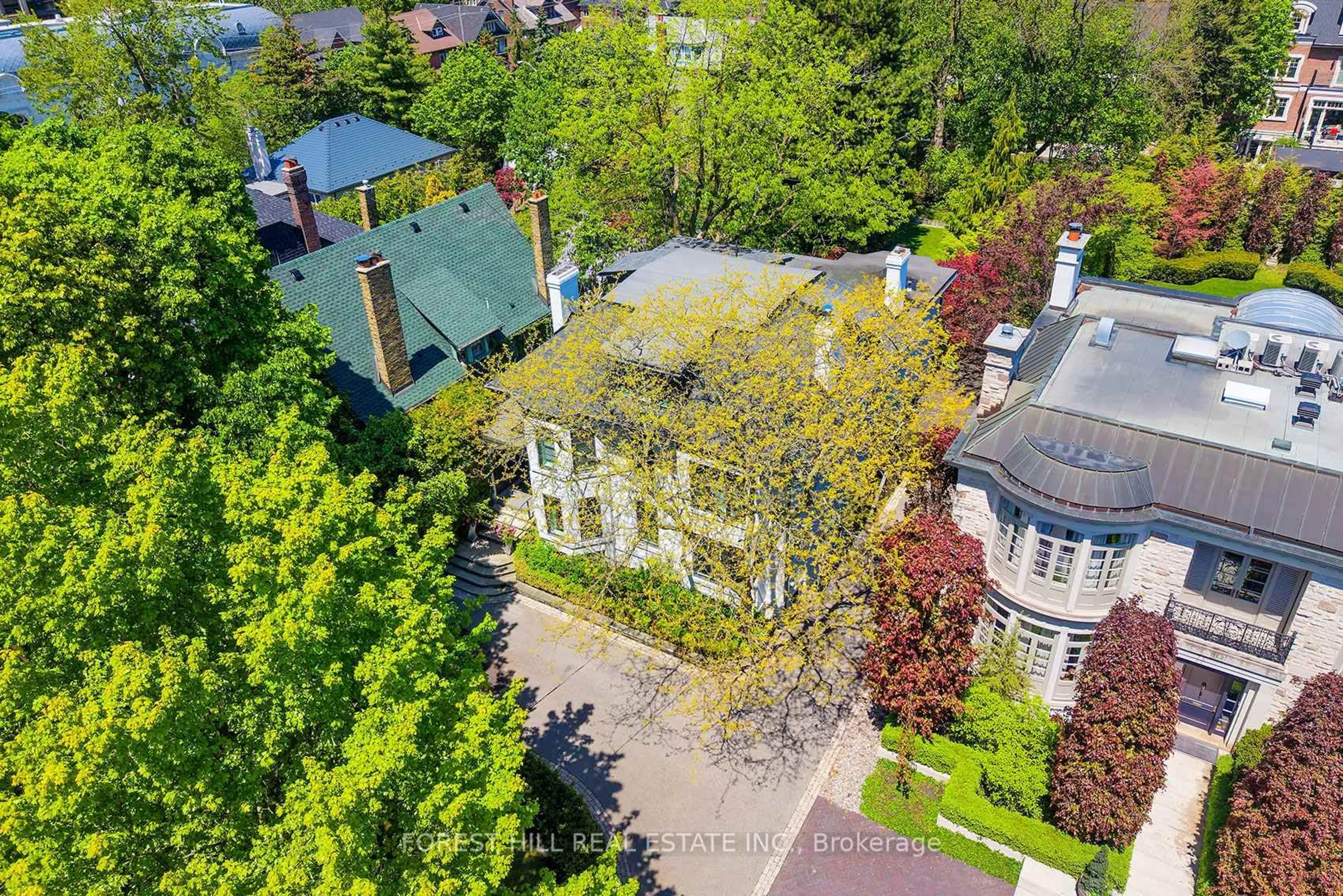 A pic from outside/outdoor area/front of a property/back of a property/a pic from drone, street for 12 Shorncliffe Ave, Toronto Ontario M4V 1T1