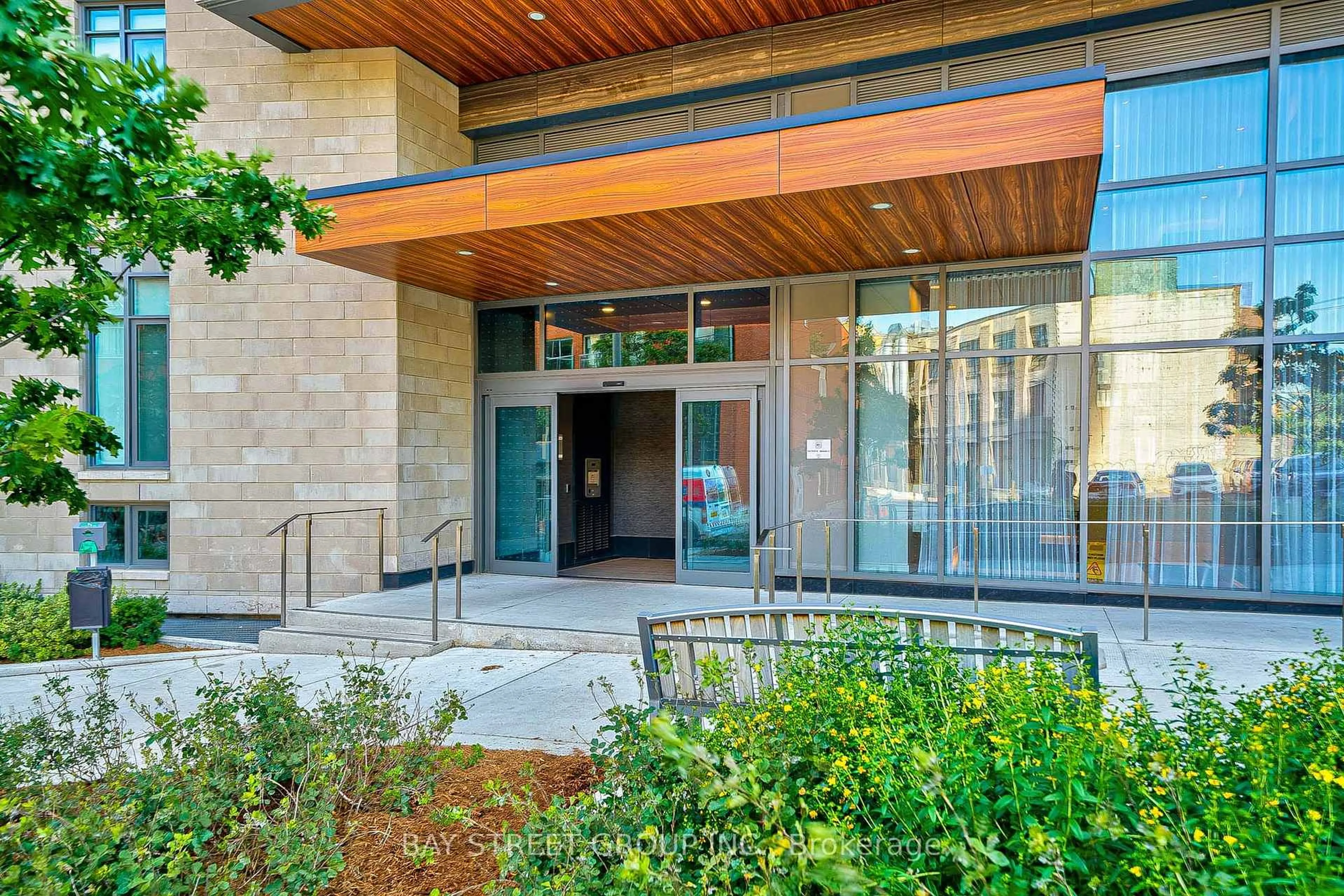 Indoor foyer for 181 Bedford Rd #905, Toronto Ontario M5R 0C2