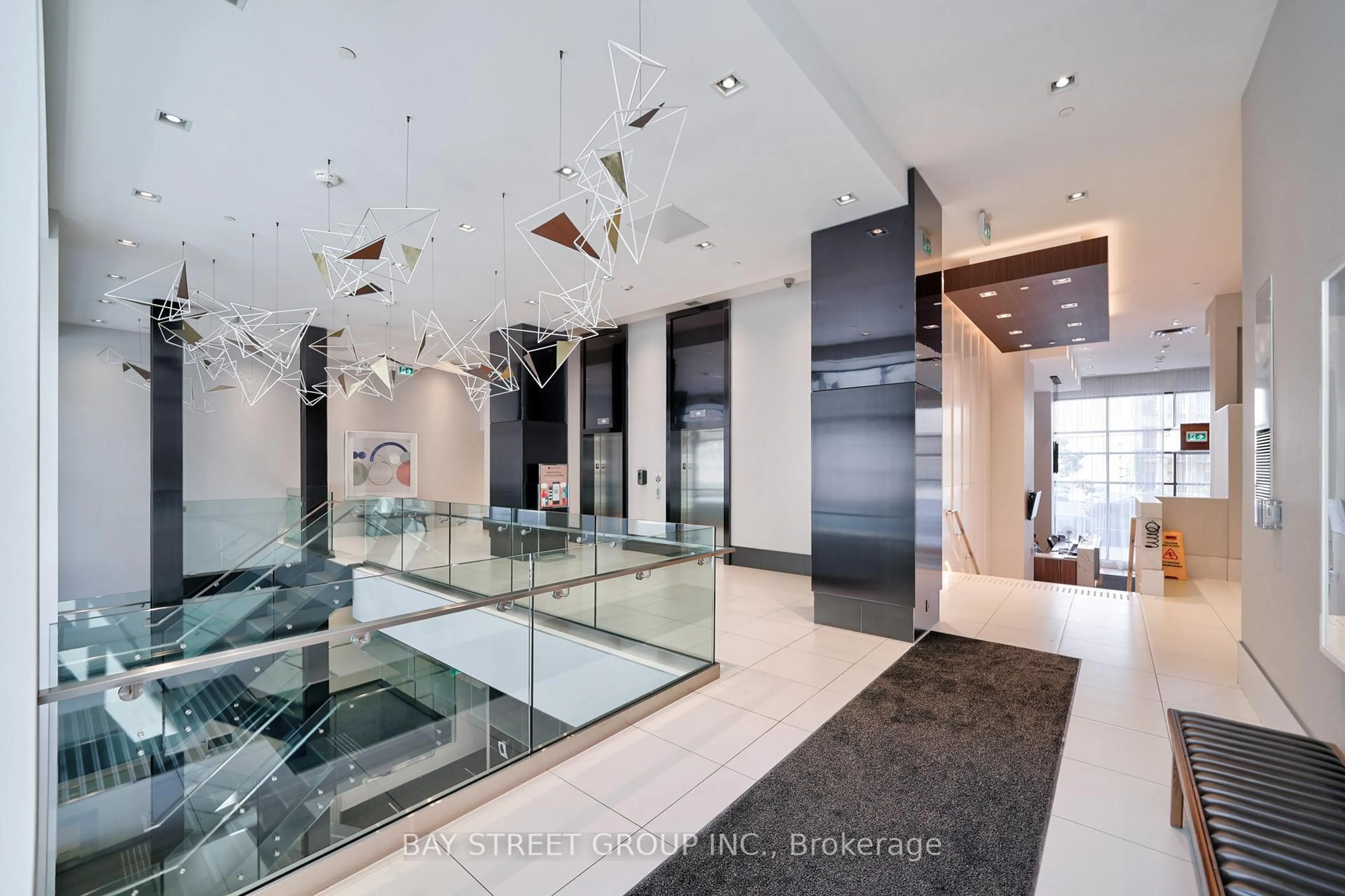 Indoor foyer for 181 Bedford Rd #905, Toronto Ontario M5R 0C2