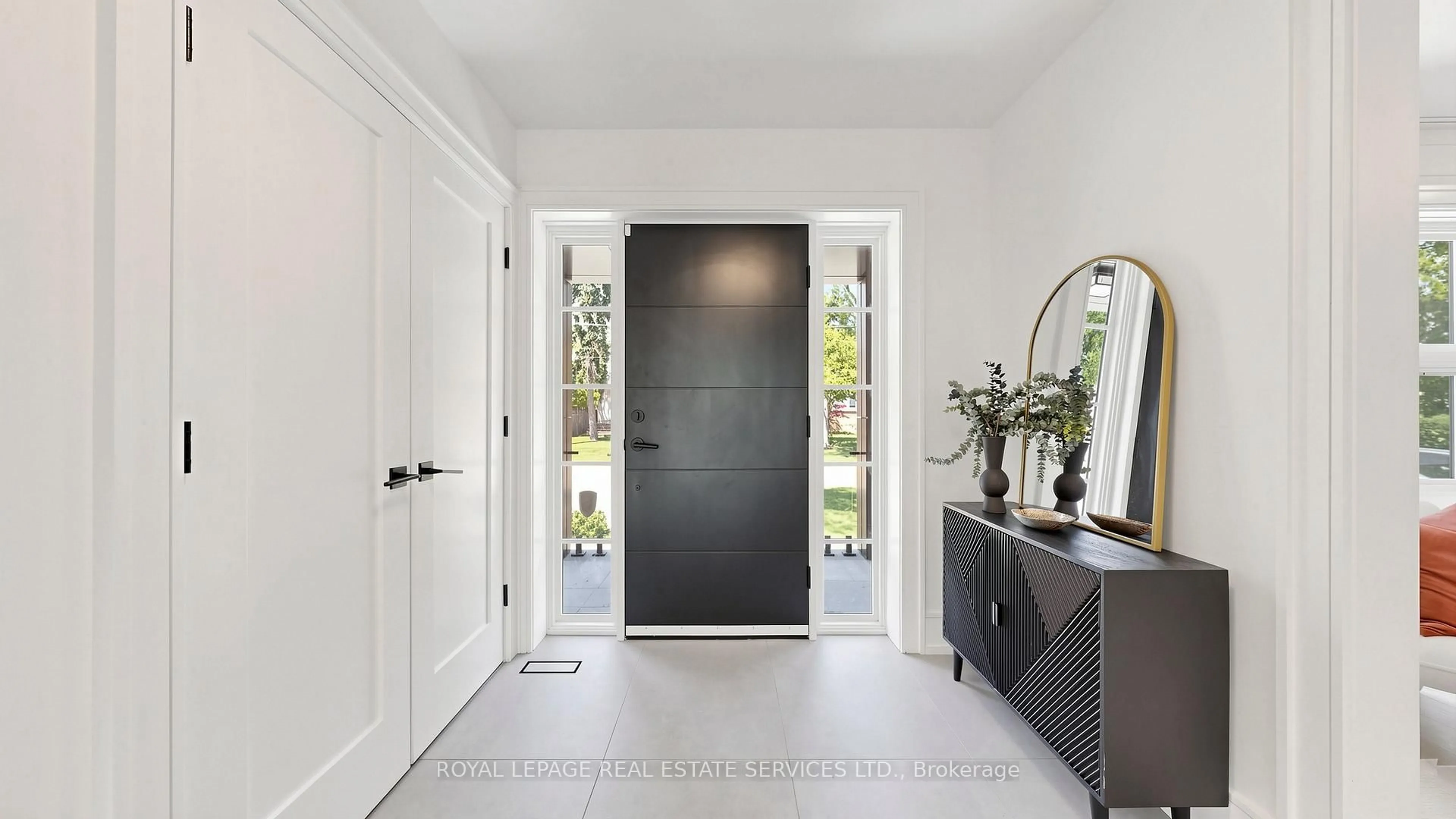 Indoor entryway for 17 Romney Rd, Toronto Ontario M3H 1H1