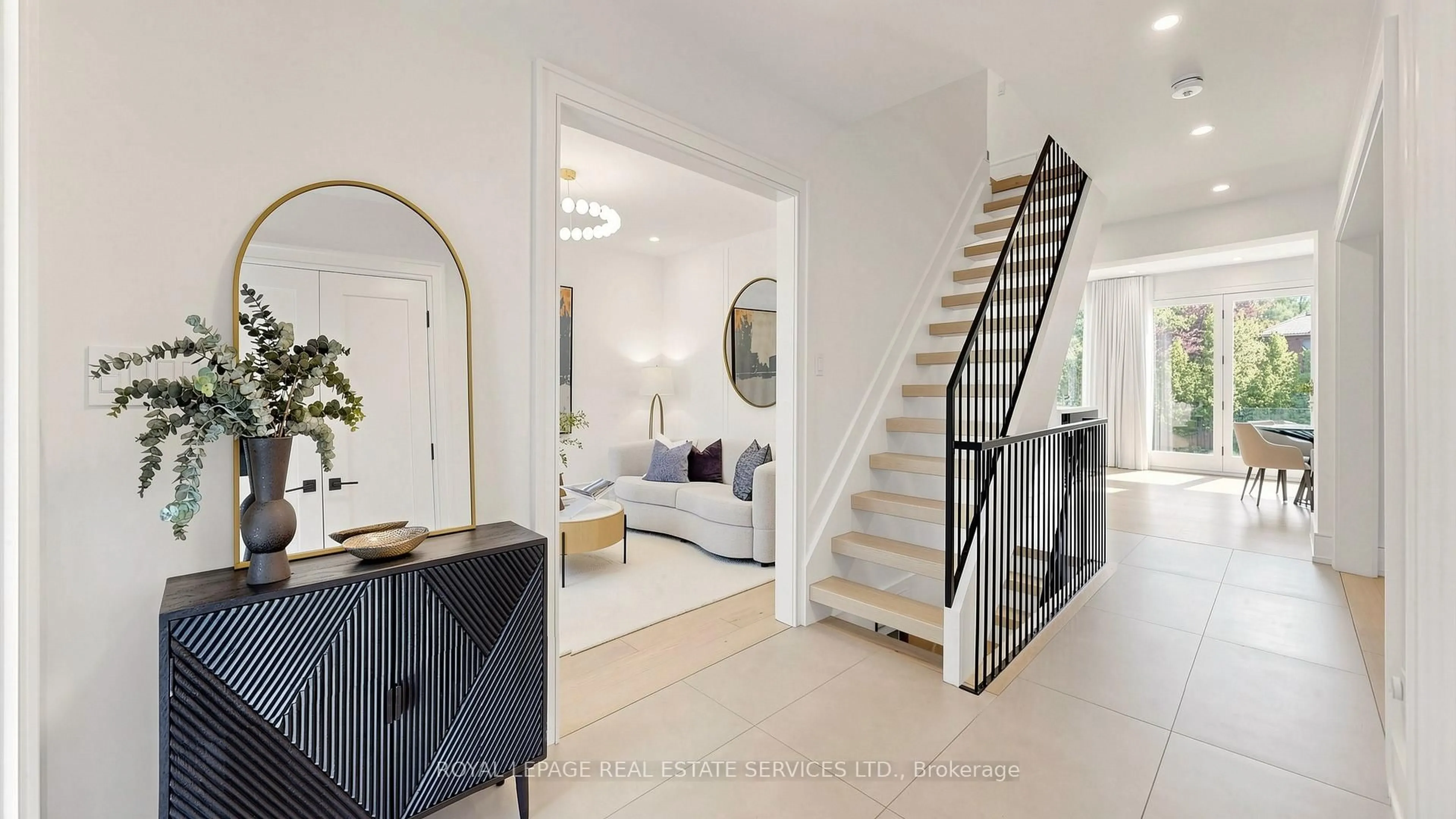 Indoor entryway for 17 Romney Rd, Toronto Ontario M3H 1H1