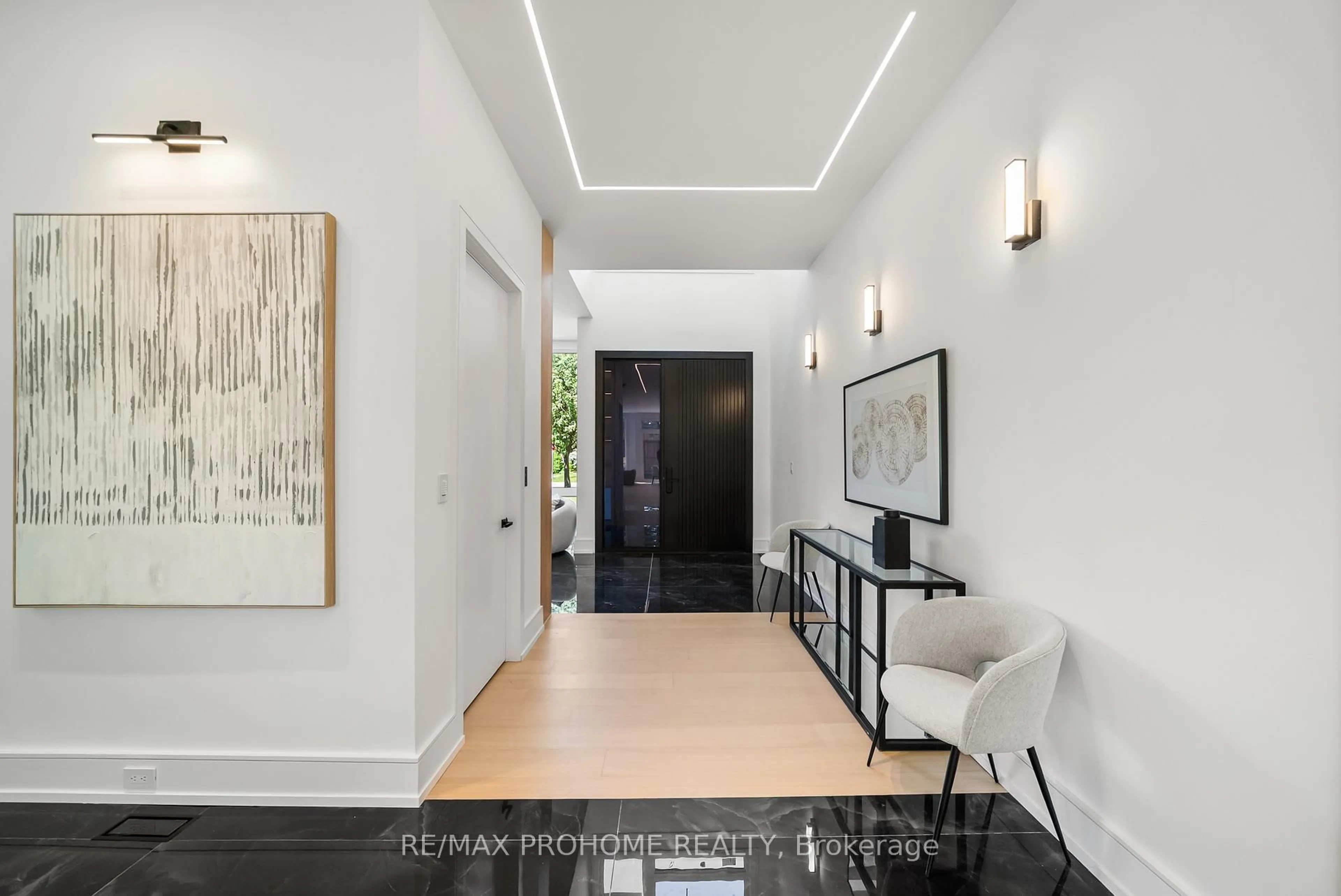 Indoor entryway for 15 Aldershot Cres, Toronto Ontario M2P 1L7