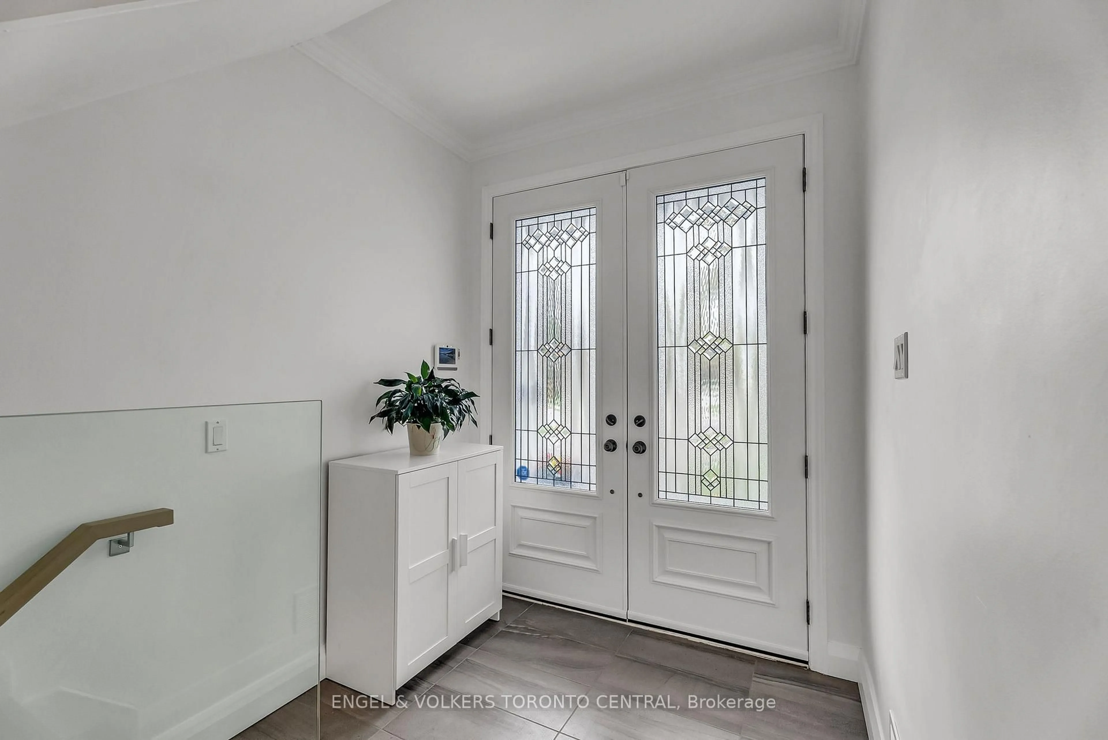 Indoor entryway for 170 Fenn Ave, Toronto Ontario M2P 1X9