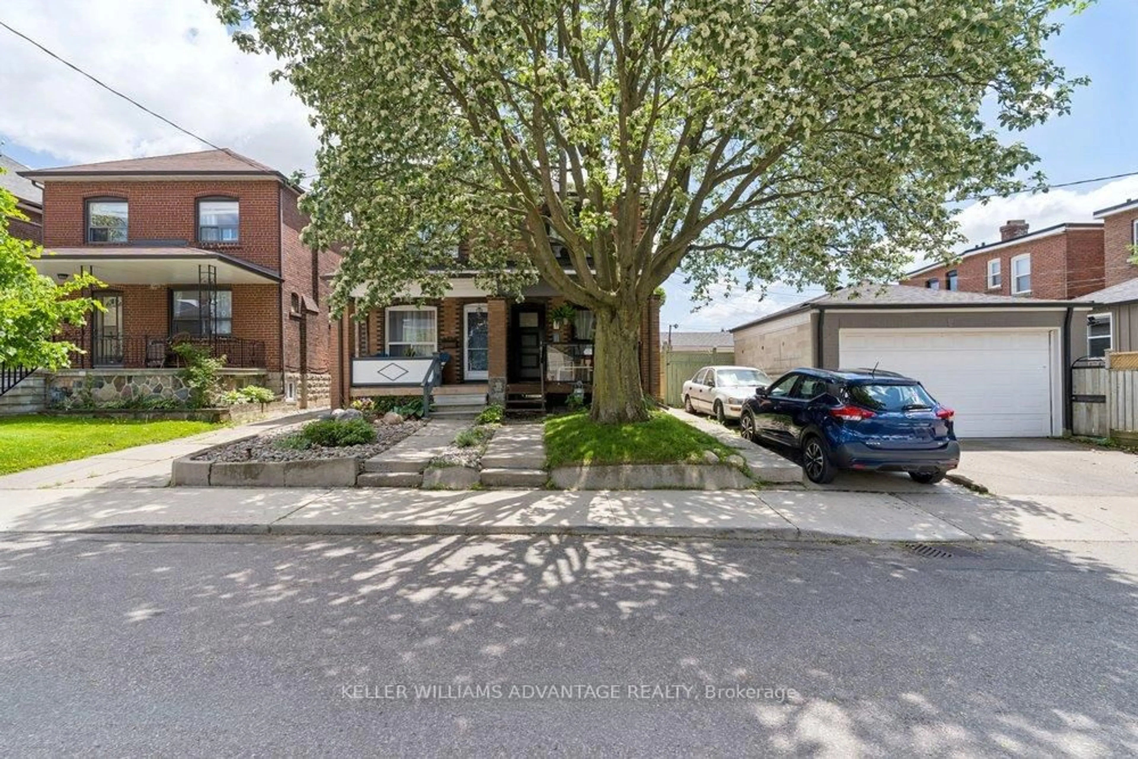 A pic from outside/outdoor area/front of a property/back of a property/a pic from drone, street for 141 Holland Park Ave, Toronto Ontario M6E 1L5