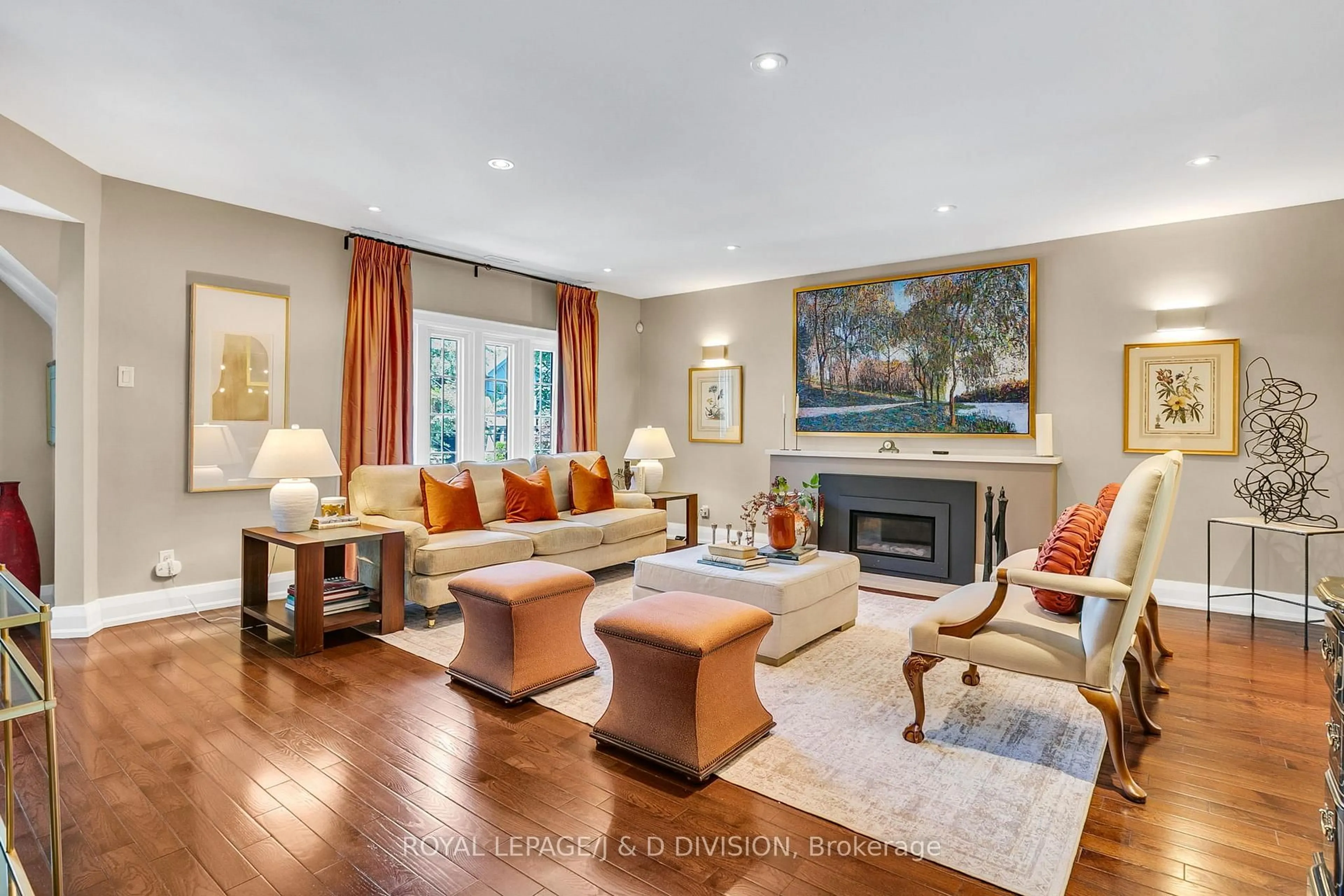 Living room with furniture, unknown for 137 Highbourne Rd, Toronto Ontario M5P 2J8