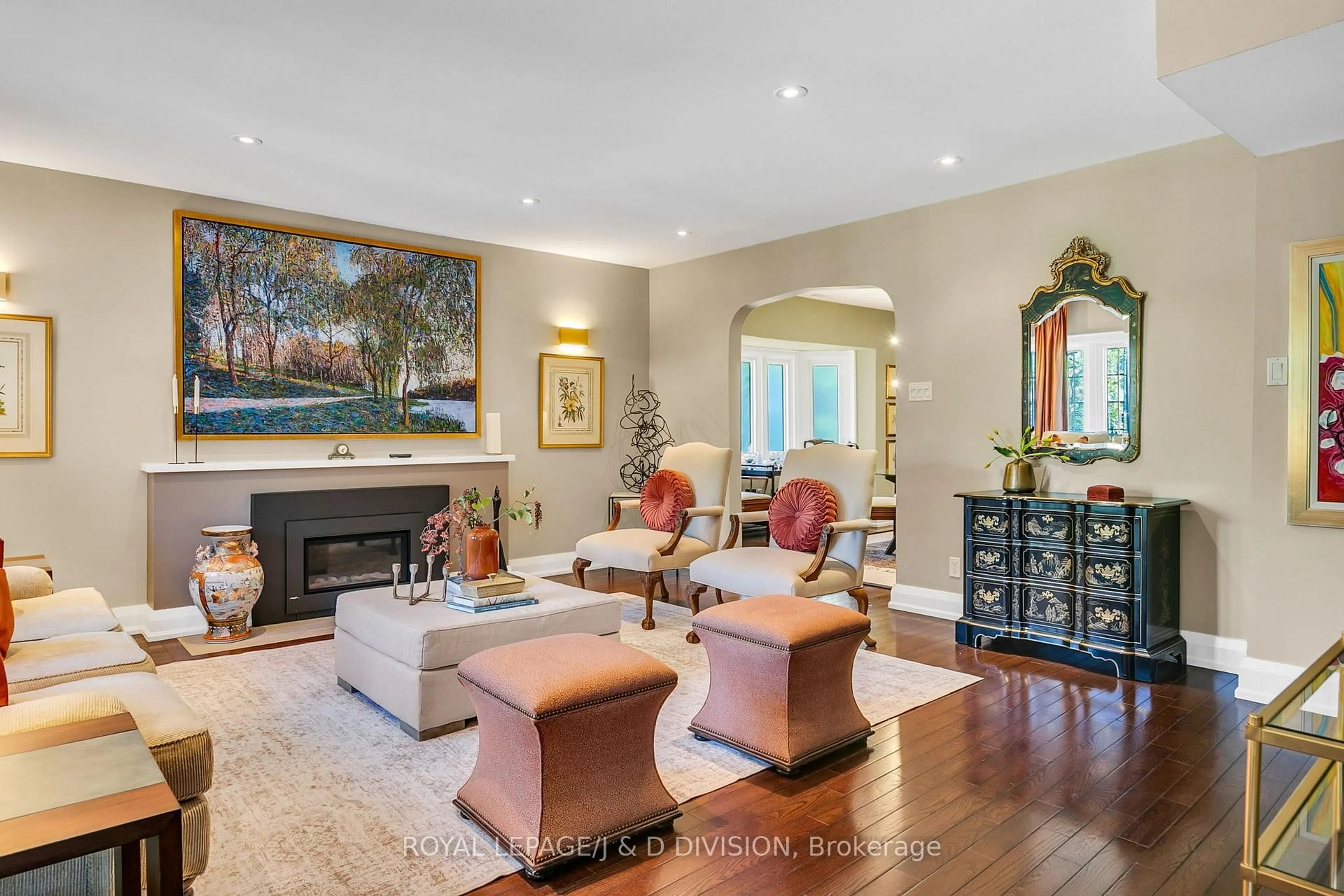 Living room with furniture, unknown for 137 Highbourne Rd, Toronto Ontario M5P 2J8