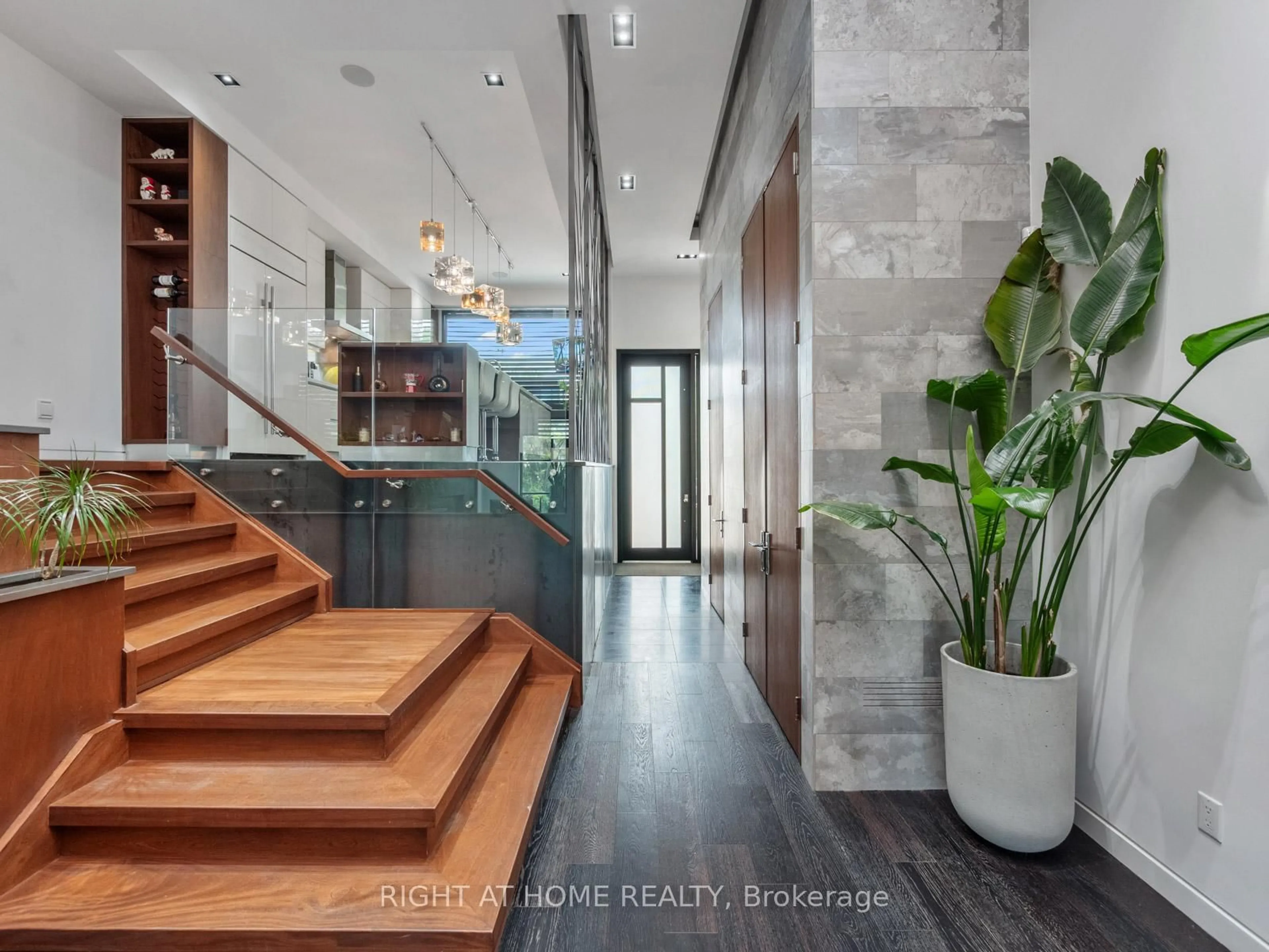 Indoor entryway for 336 Melrose Ave, Toronto Ontario M5M 1Z4
