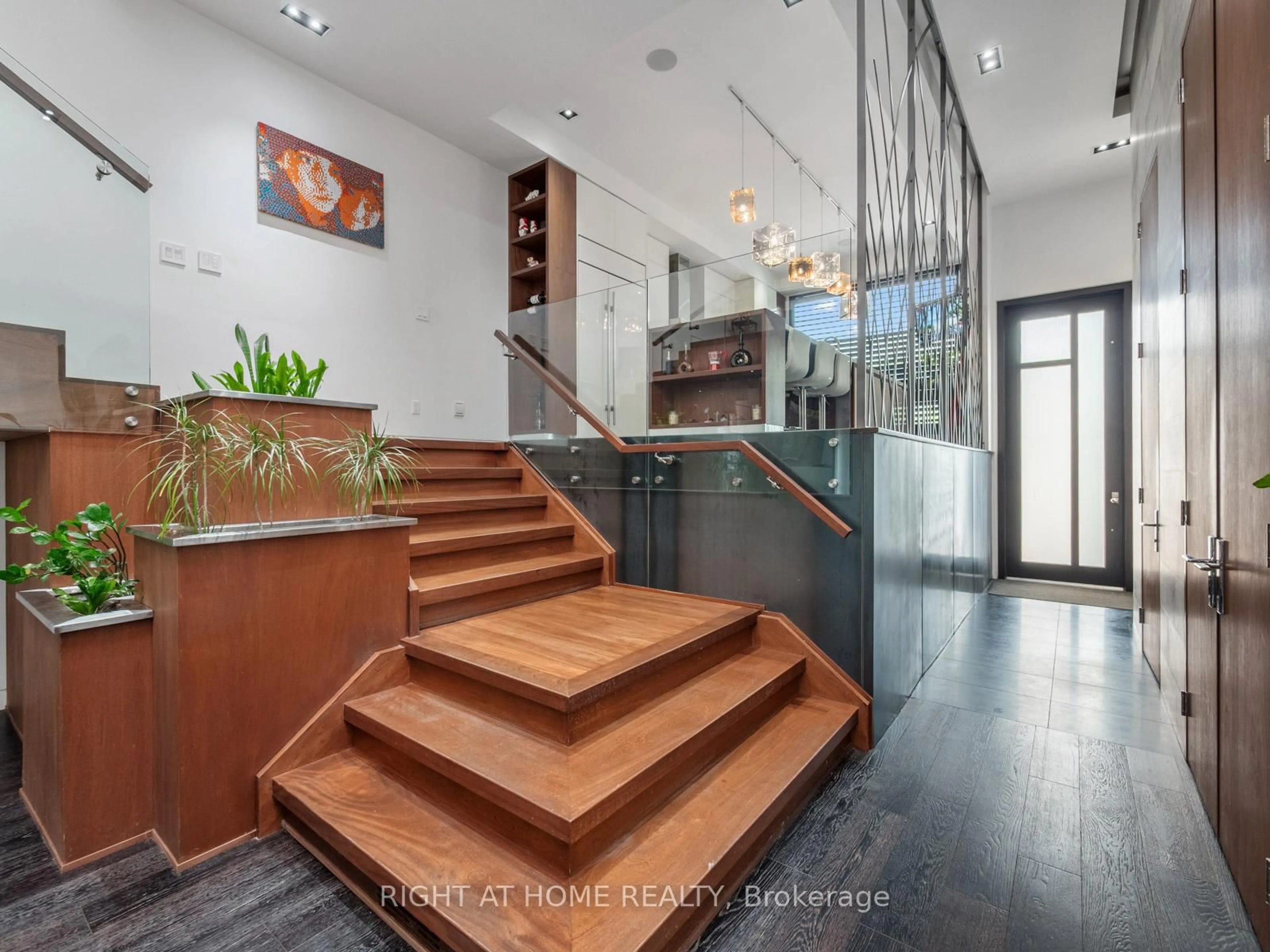 Indoor foyer for 336 Melrose Ave, Toronto Ontario M5M 1Z4